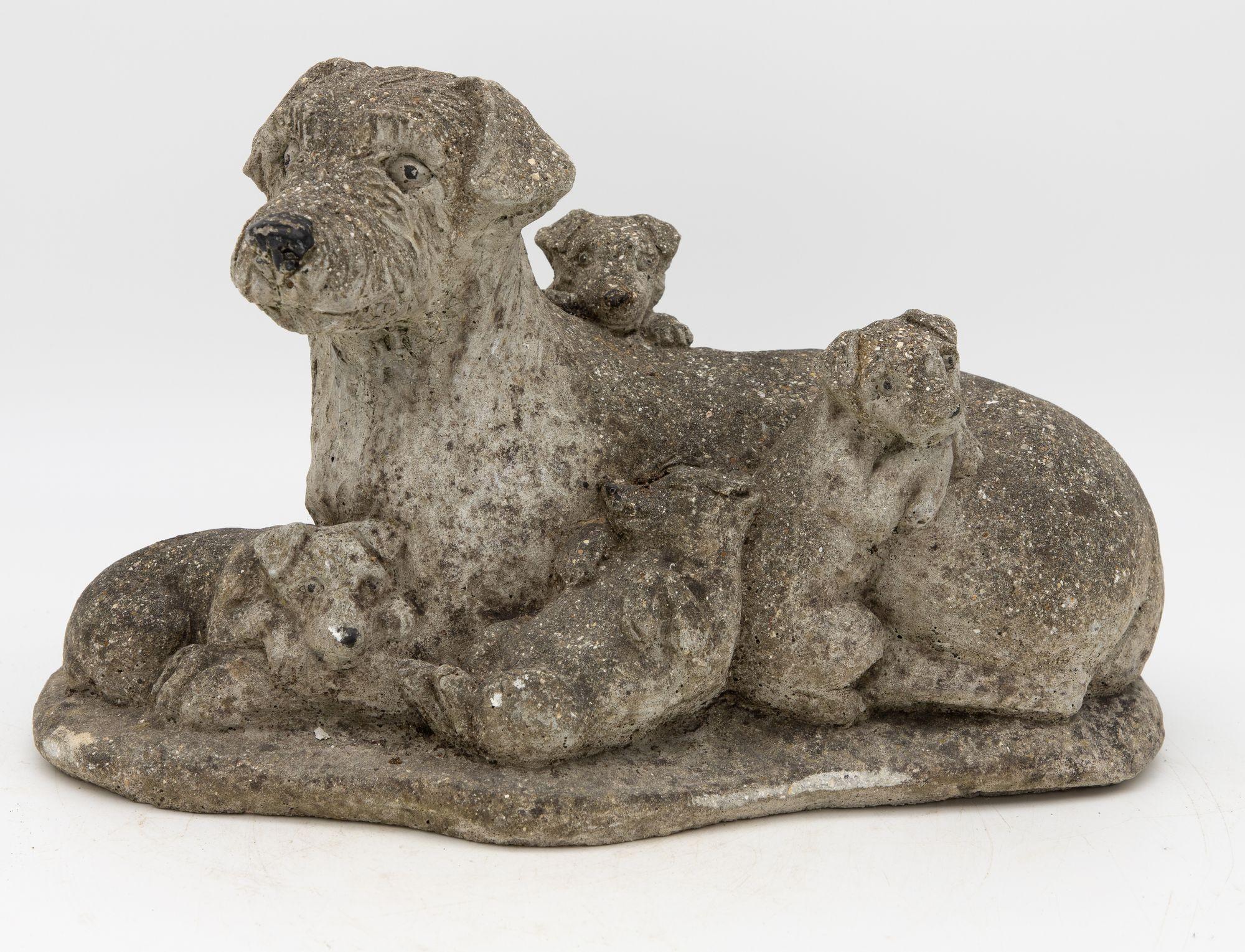 20ième siècle Chien en pierre reconstituée avec quatre chiens, anglais, milieu du 20e siècle en vente