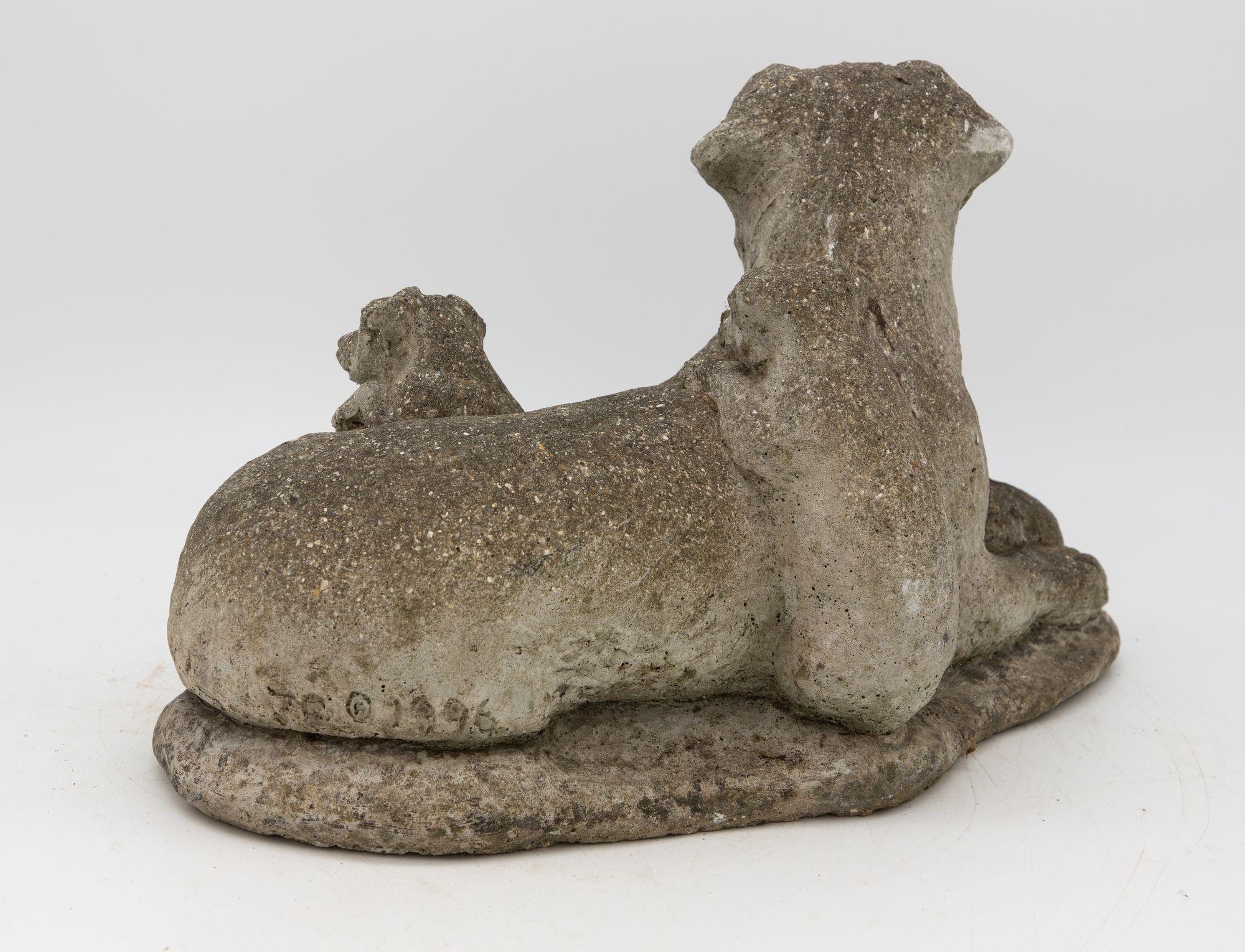 Chien en pierre reconstituée avec quatre chiens, anglais, milieu du 20e siècle en vente 1