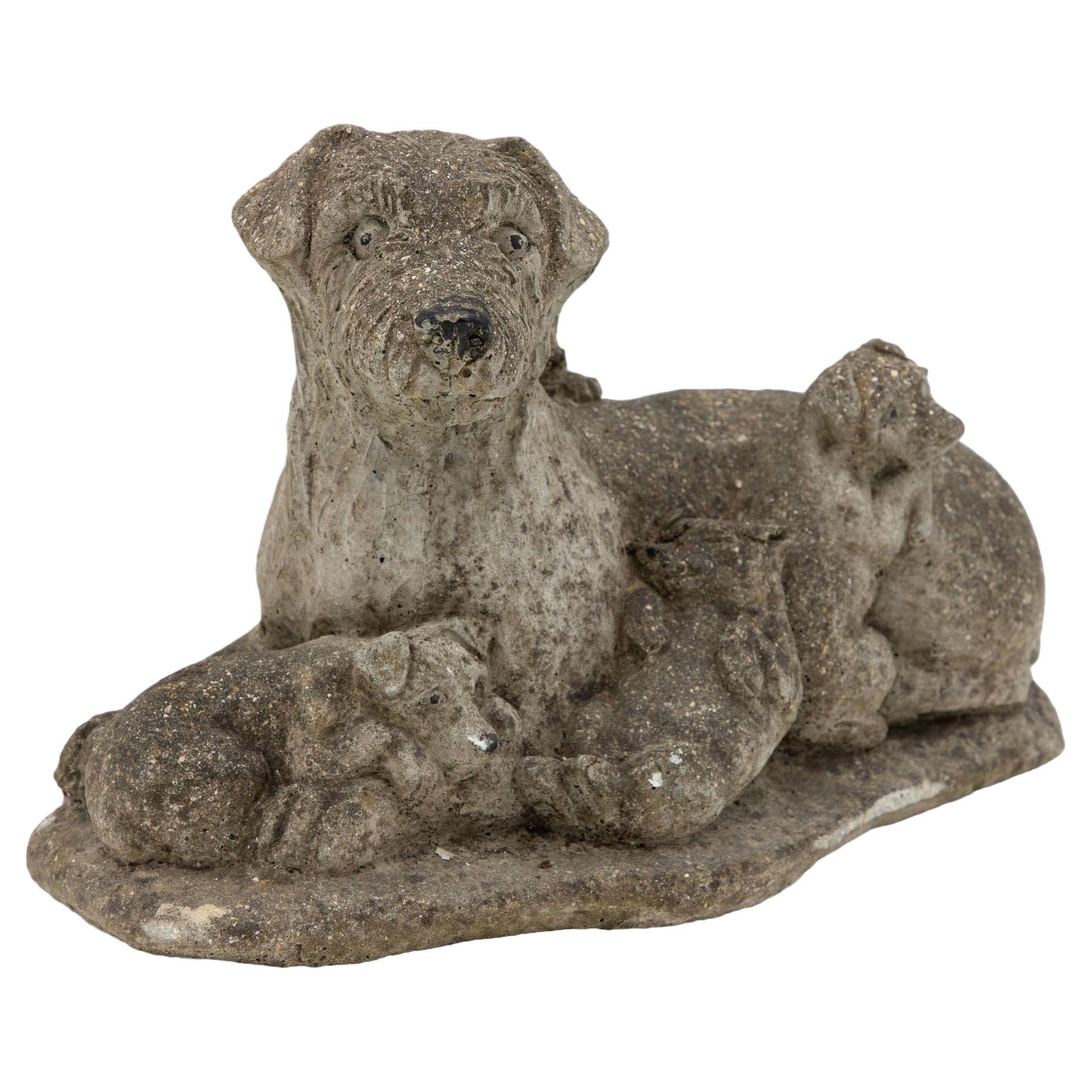 Vintage reconstituted Stone Dog mit vier Puppien, englisch, Mitte des 20. Jahrhunderts.