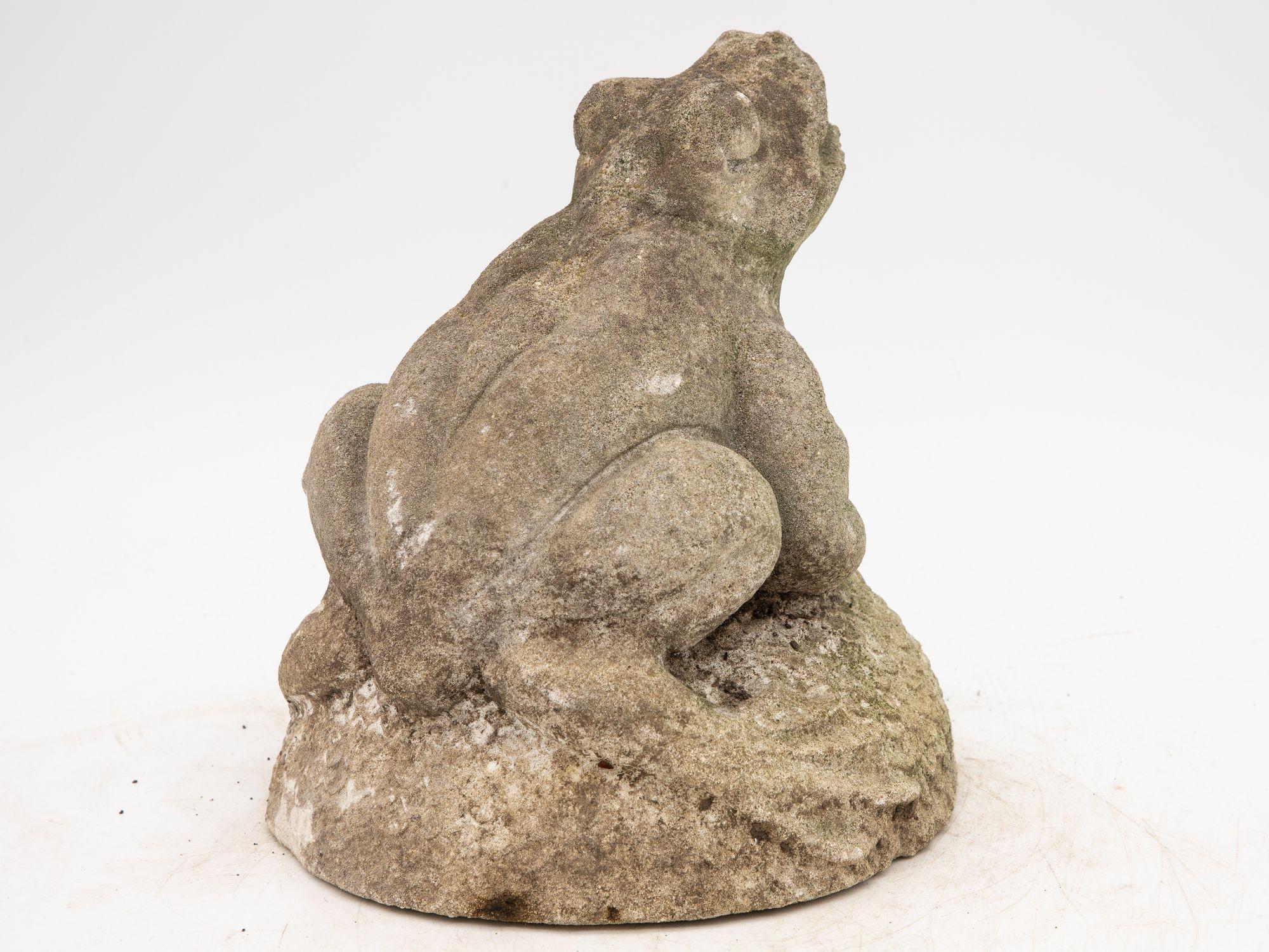 Adorno de jardín vintage de piedra reconstituida con forma de rana siglo XX