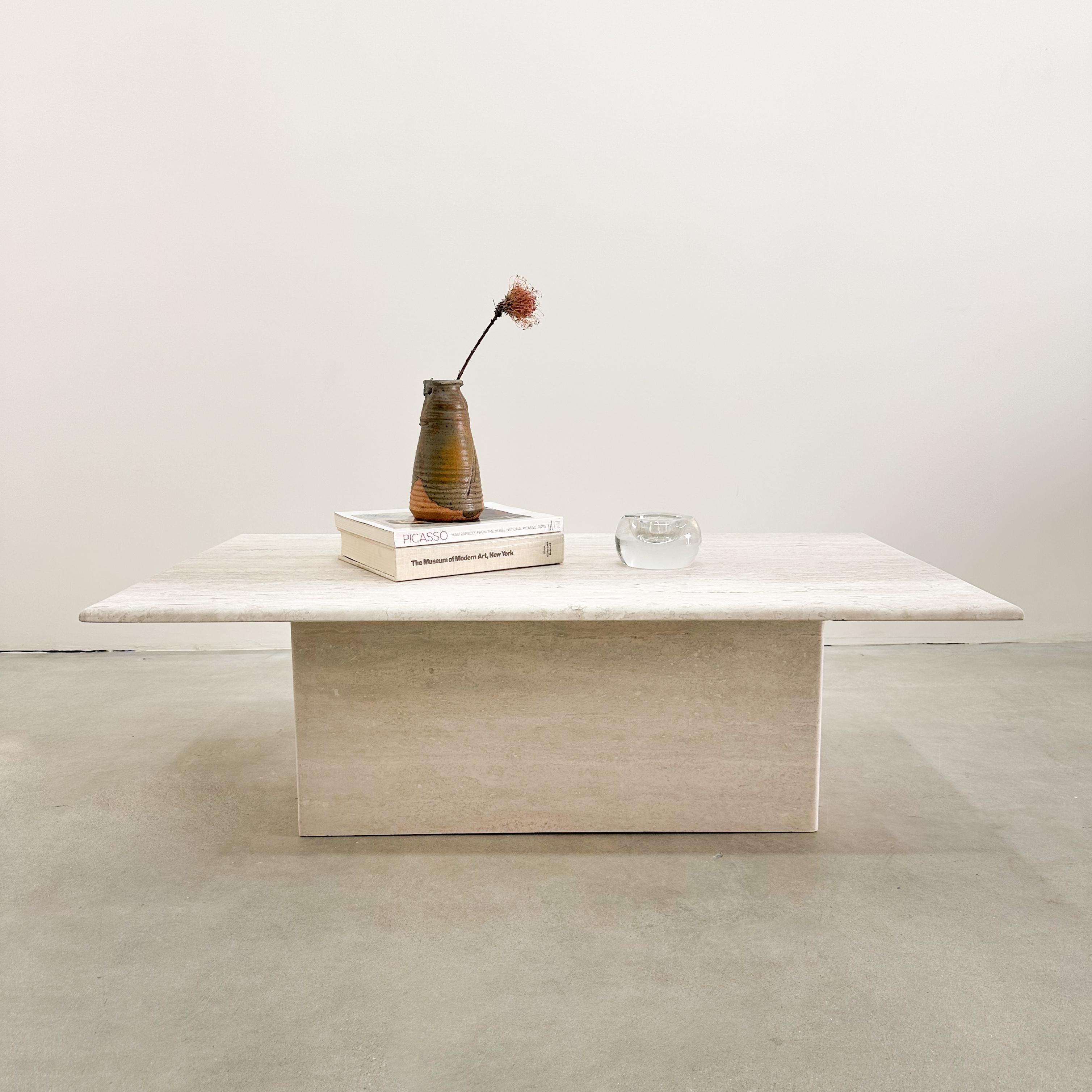 Postmoderne Table basse rectangulaire en travertin et marbre postmoderne MCM Retro  en vente