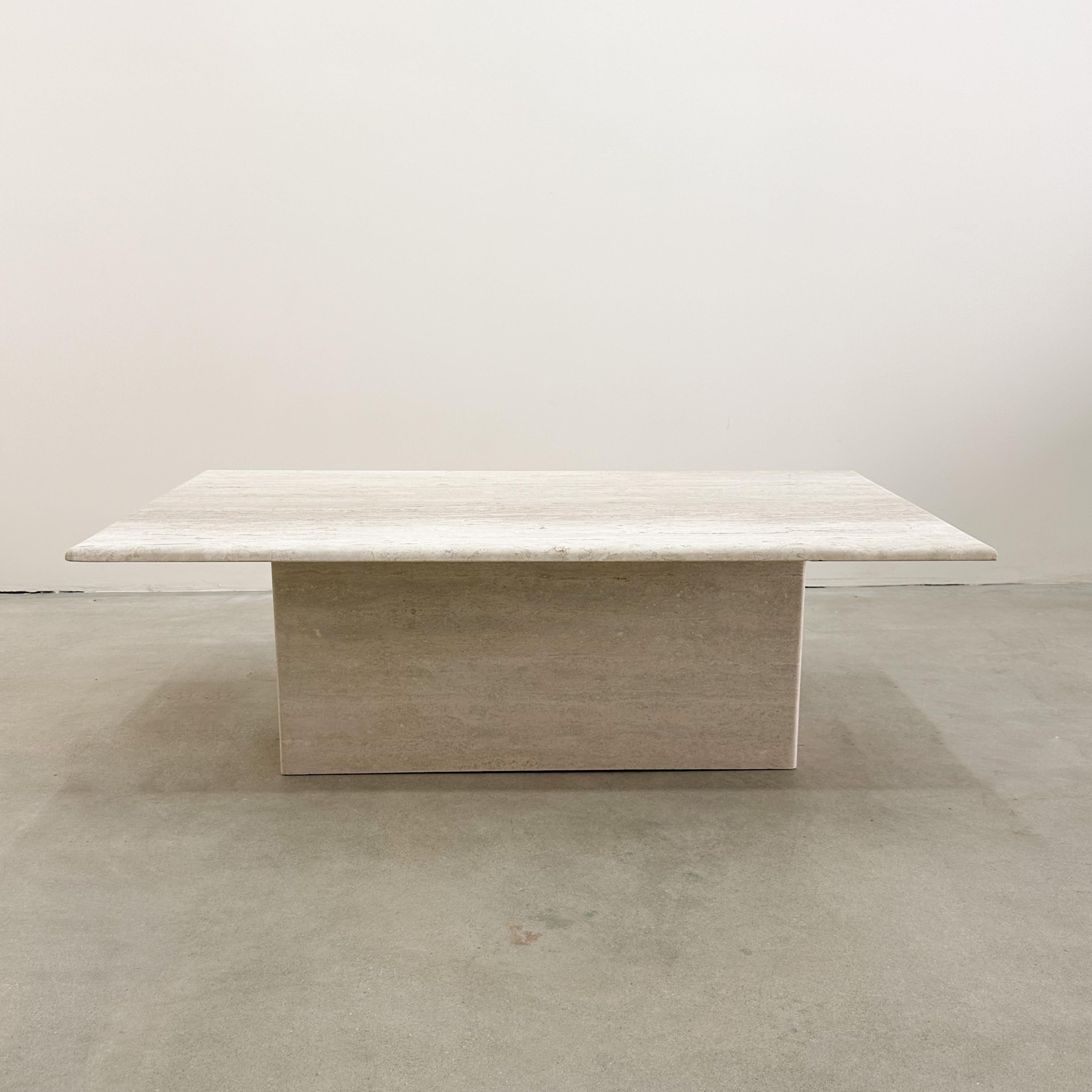Inconnu Table basse rectangulaire en travertin et marbre postmoderne MCM Retro  en vente