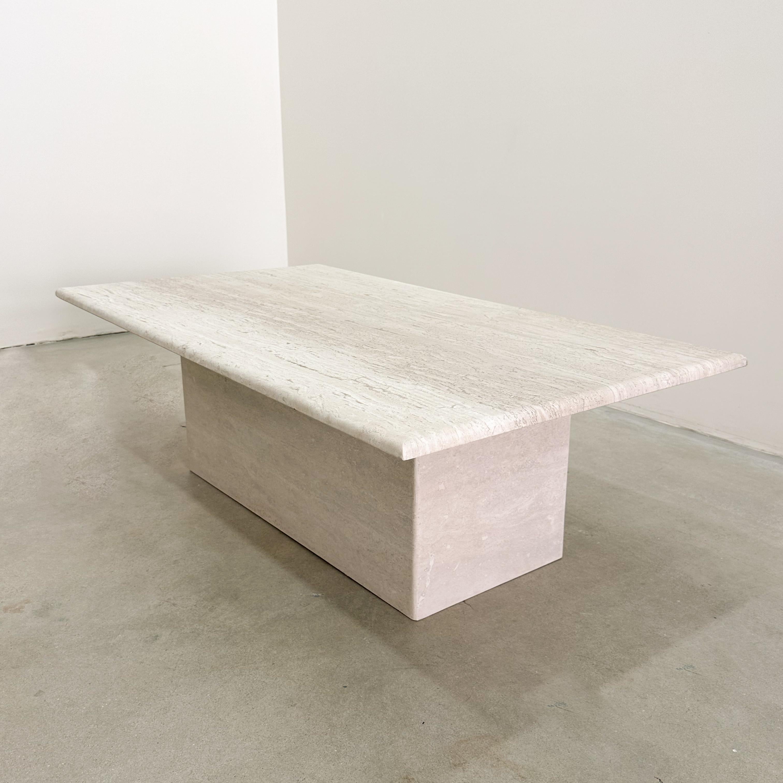 Travertin Table basse rectangulaire en travertin et marbre postmoderne MCM Retro  en vente