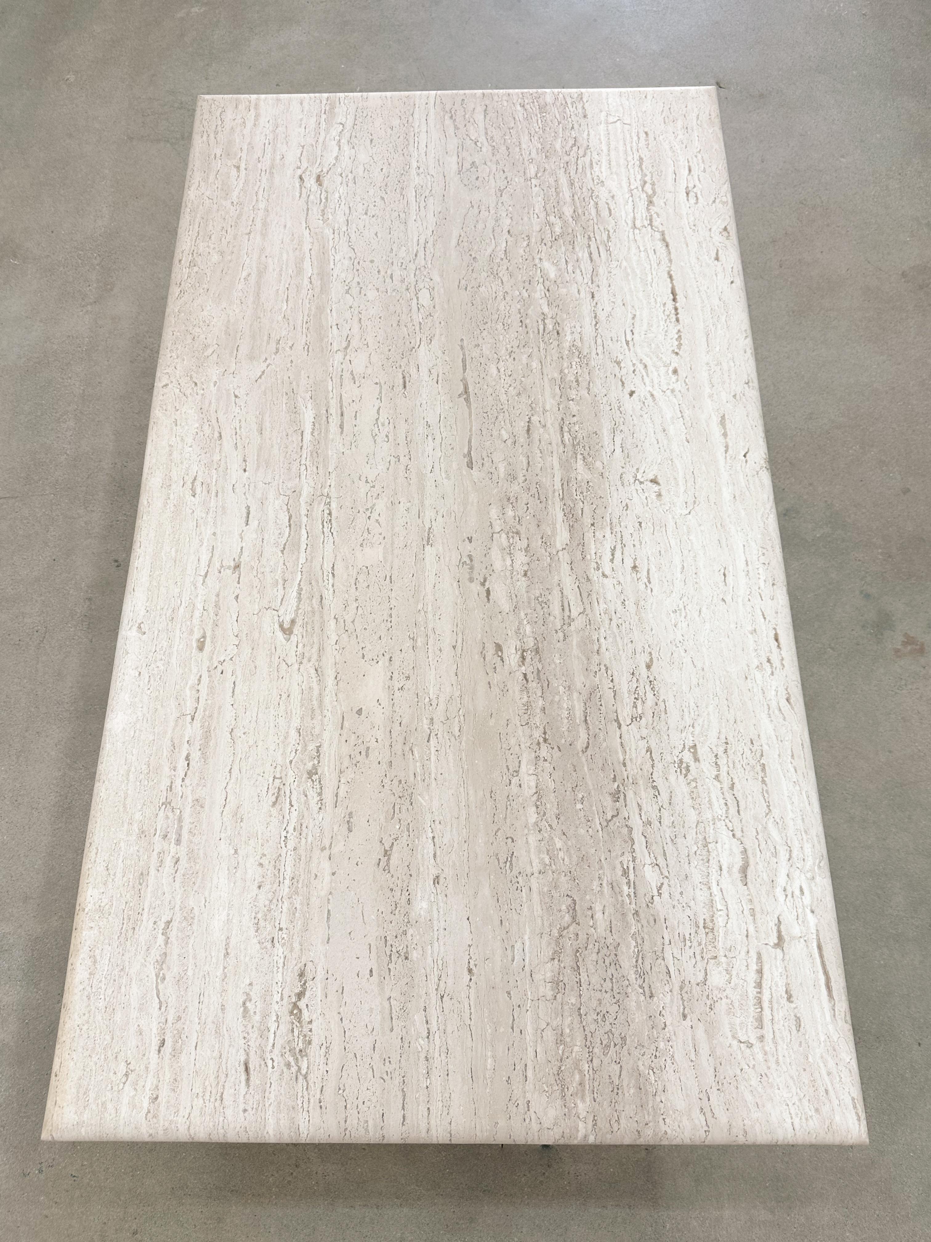Table basse rectangulaire en travertin et marbre postmoderne MCM Retro  en vente 2