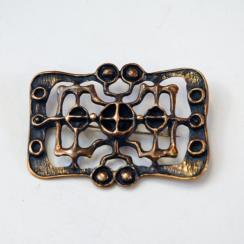 Lovely bronze brooch designed by Uni David-Andersen for David Andersen AS in the 1960s Norway. The broch has a Viking inspired look with a rectangular shape and geometric patterns. An excellent example of the Scandinavian Mid-Century Modern jewelry.
