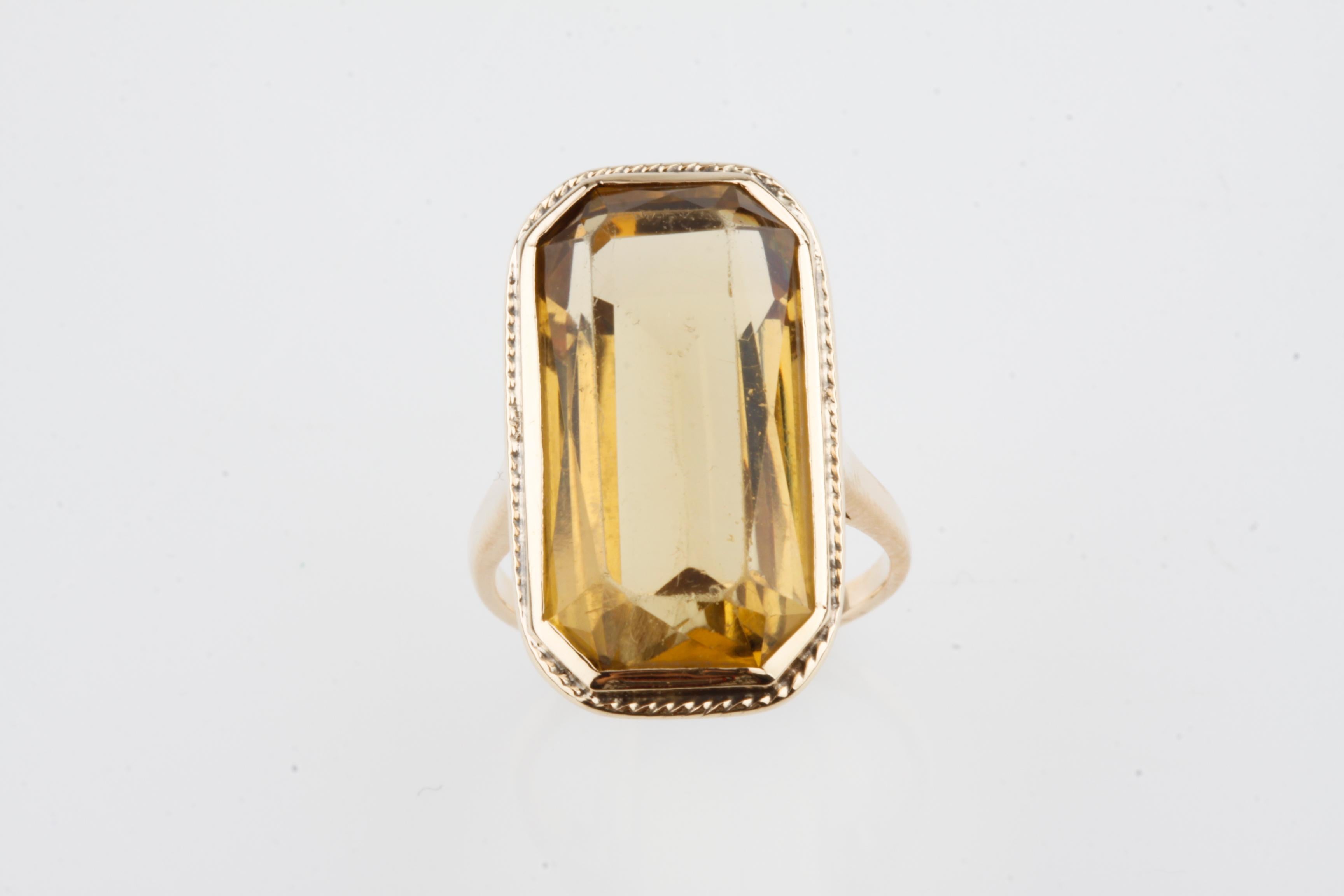 Vintage Rectangular Citrine Statement Ring in Yellow Gold In Good Condition In Sherman Oaks, CA