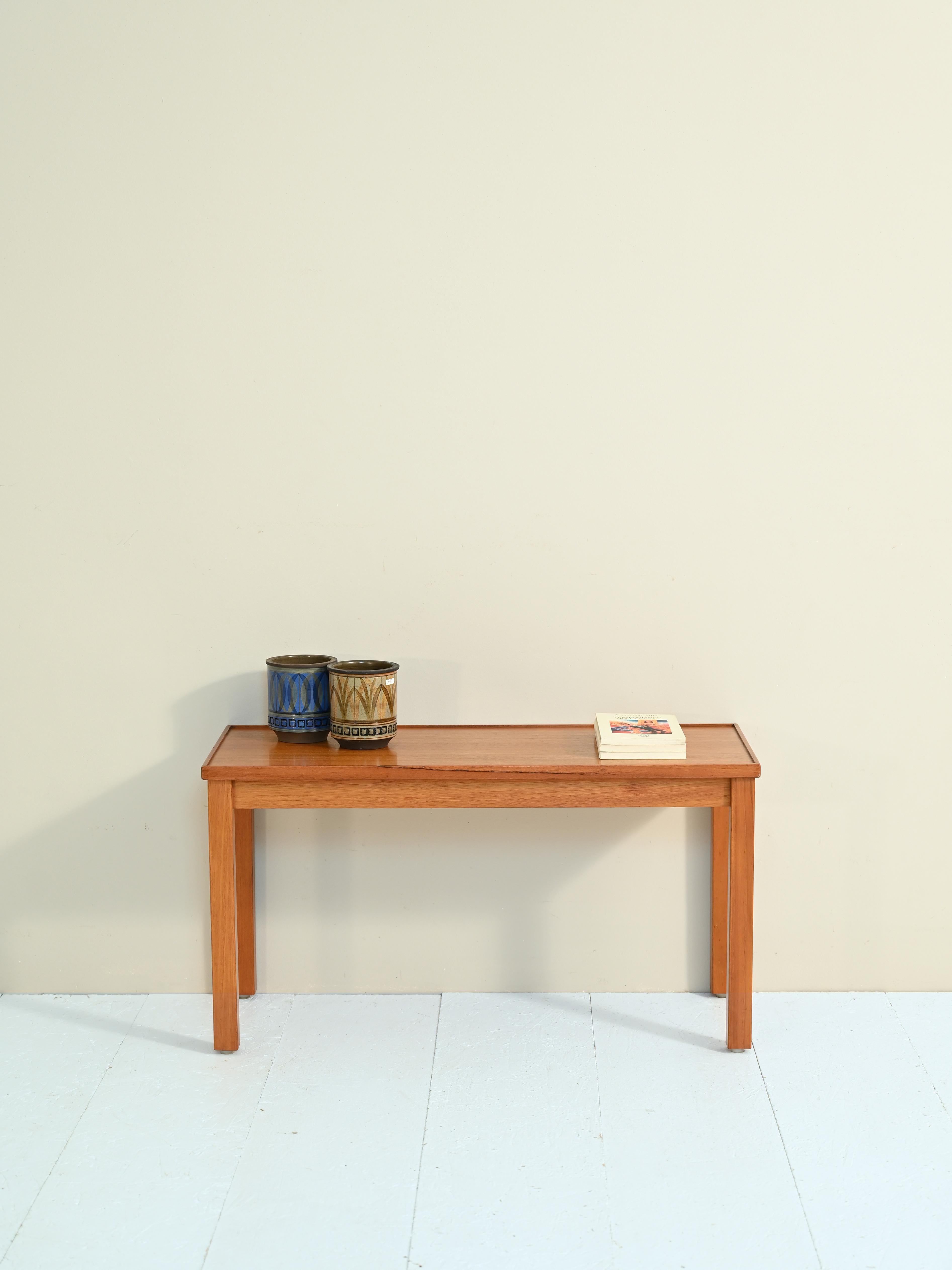 Teak wood coffee table/bench from vintage Scandinavian manufacture.

This teak wood piece of furniture stands out for both its versatility and its minimalist and
elegant, ideal for use as a sofa table or small bench.

Good condition: the piece of