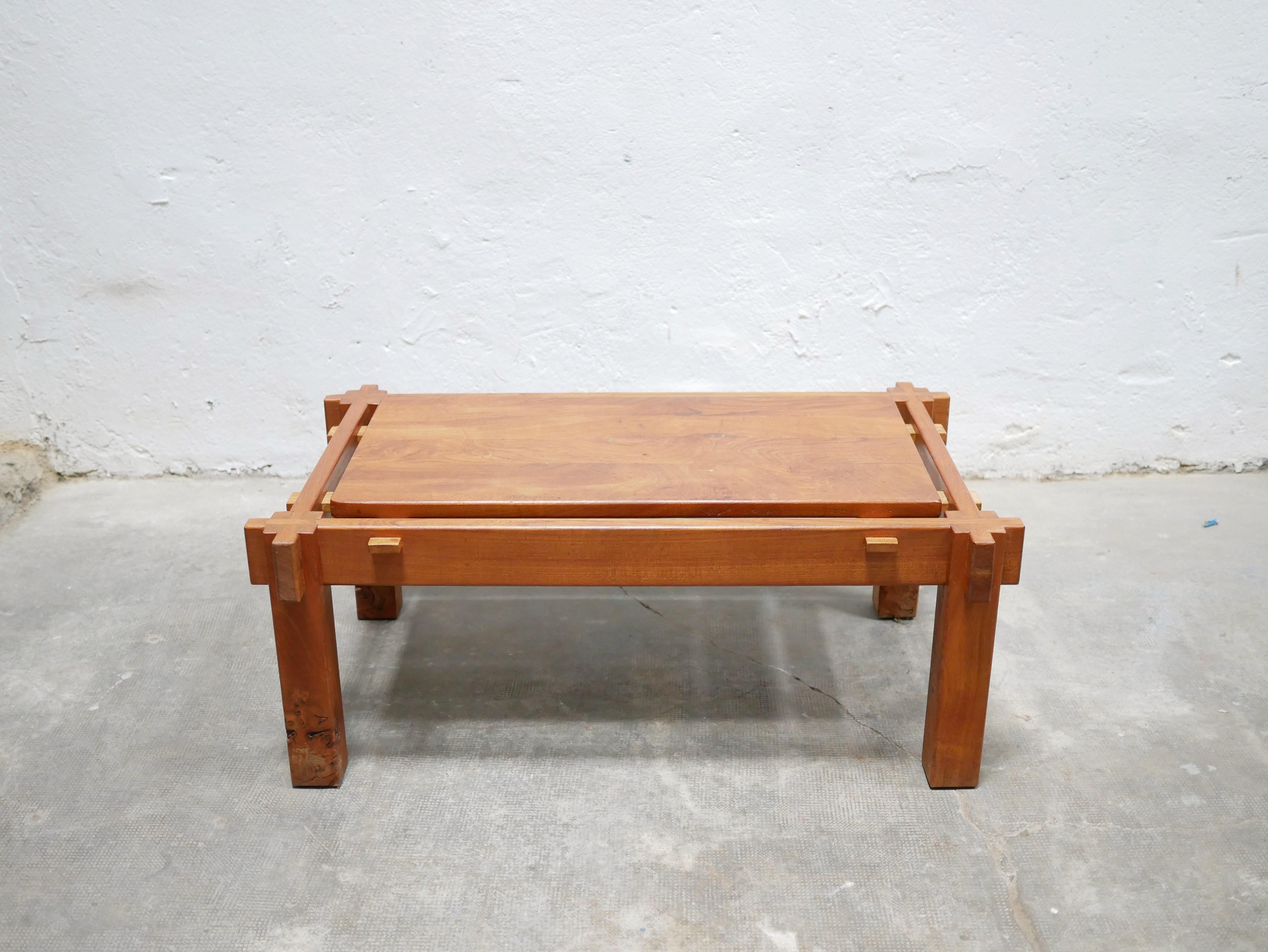 Solid elm coffee table from the 60s.

Of good size, aesthetic and practical, the coffee table will be perfect in a current decoration. Minimalist lines with timeless charm.
Elm wood with a pretty grain, its color is bright and warm.
Very good