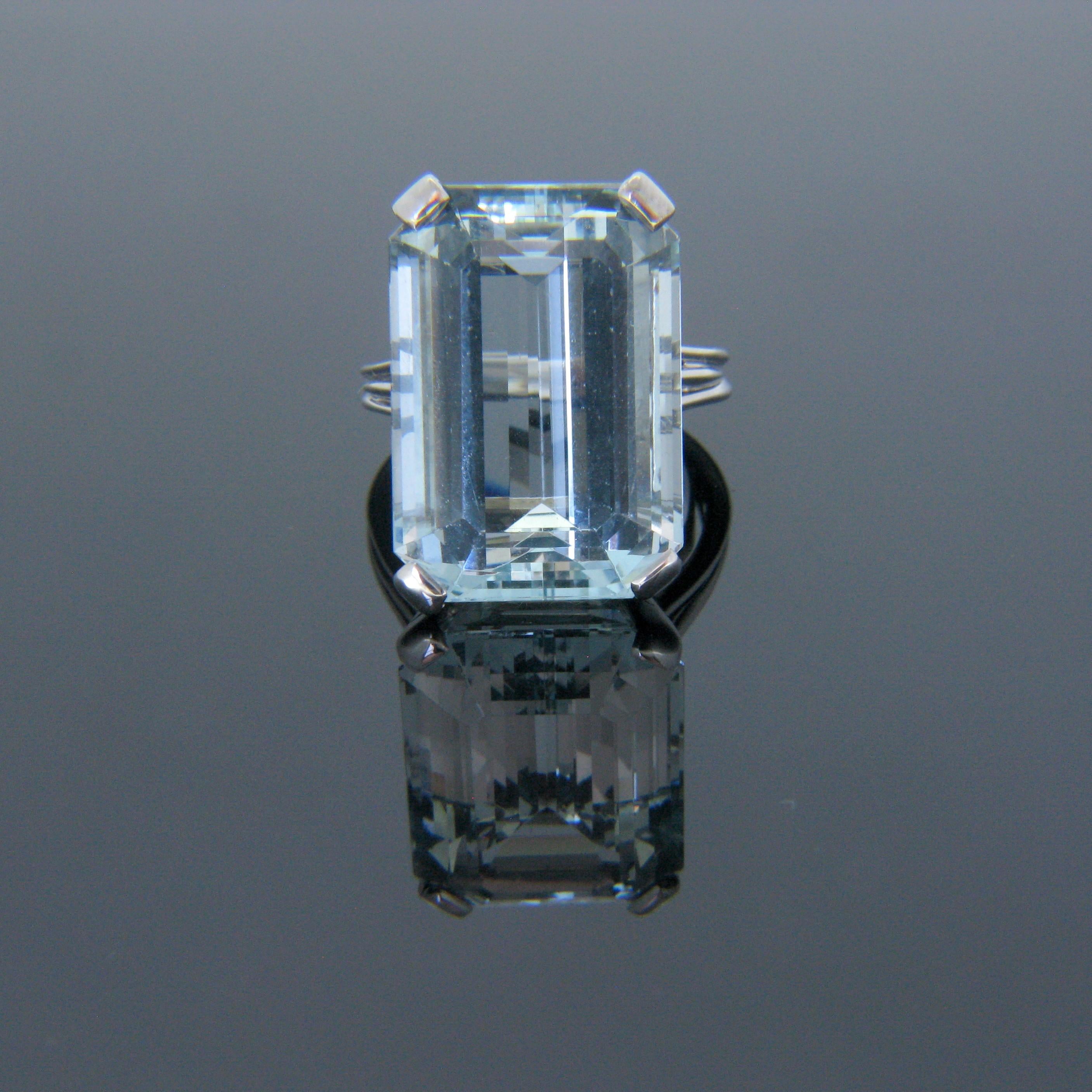 This beautiful ring is fully made in 18kt white gold and features an incredible 20 carat rectangular step cut aquamarine. It is held securely by four prongs on each corner. This type of ring has been famous recently by Meghan Markle who was wearing