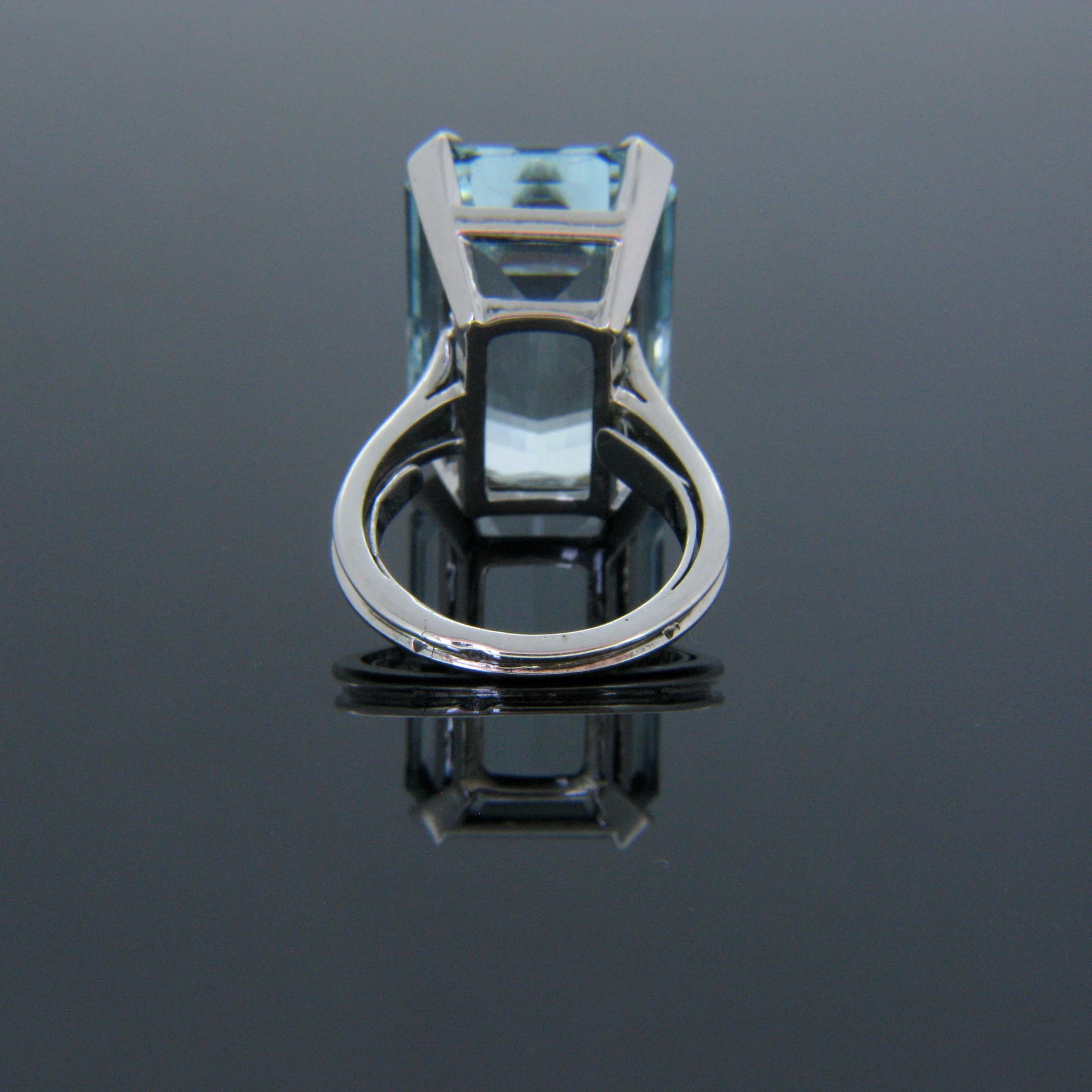 Vintage Rectangular Cut Natural Aquamarine White Gold Cocktail Ring In Good Condition In London, GB