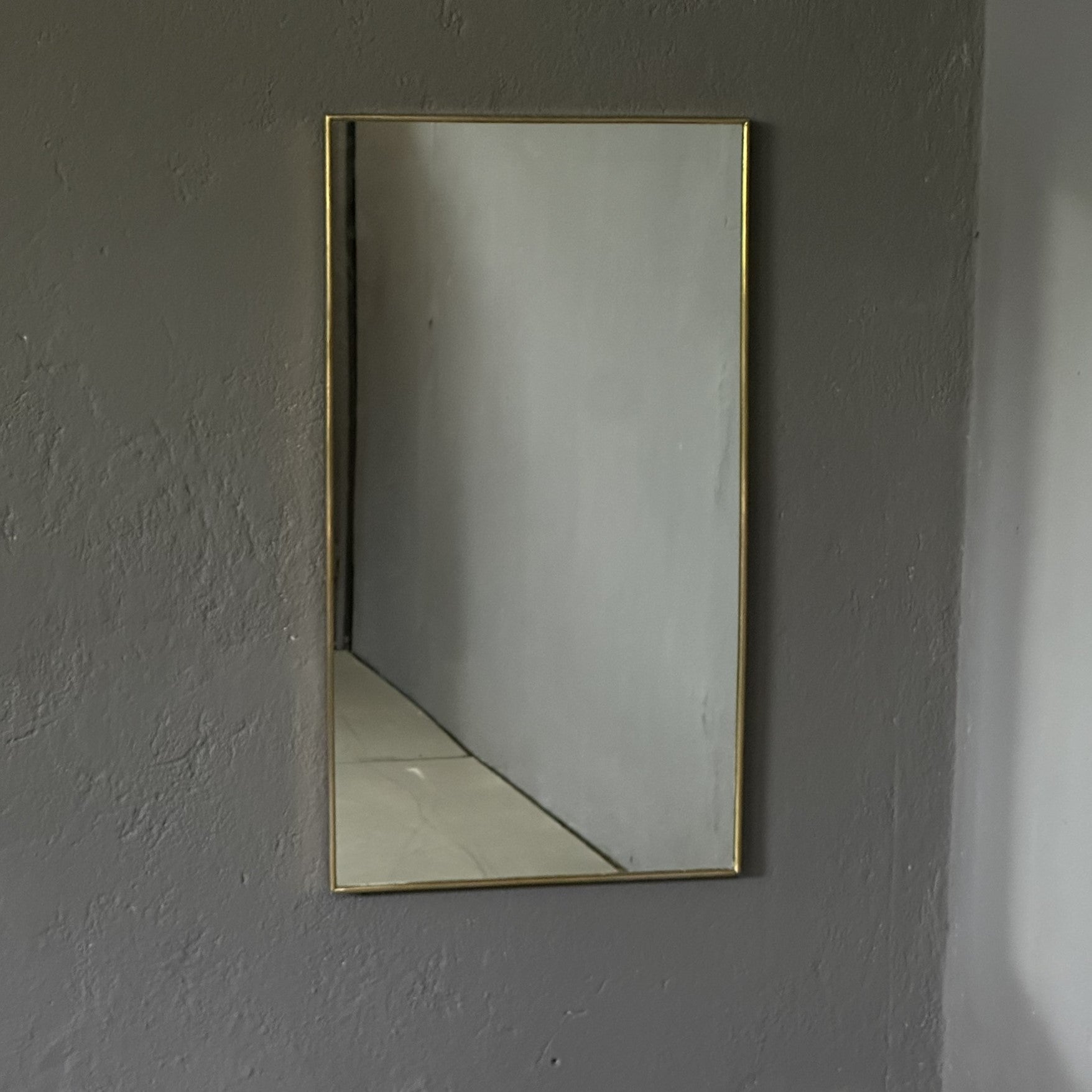Mid-Century Modern Miroir rectangulaire vintage des années 50 avec cadre en laiton en vente