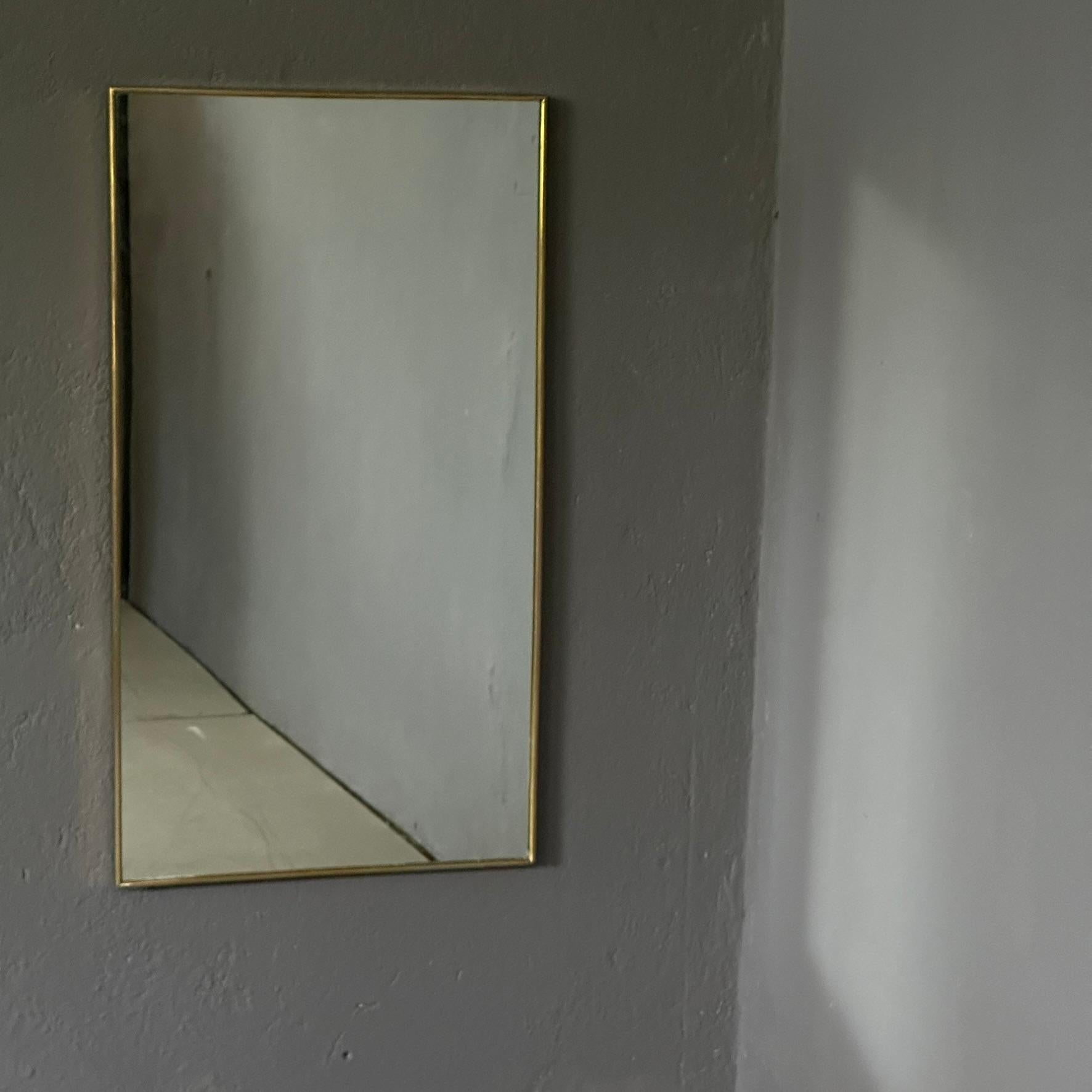 Miroir rectangulaire vintage des années 50 avec cadre en laiton Bon état - En vente à Milan, IT