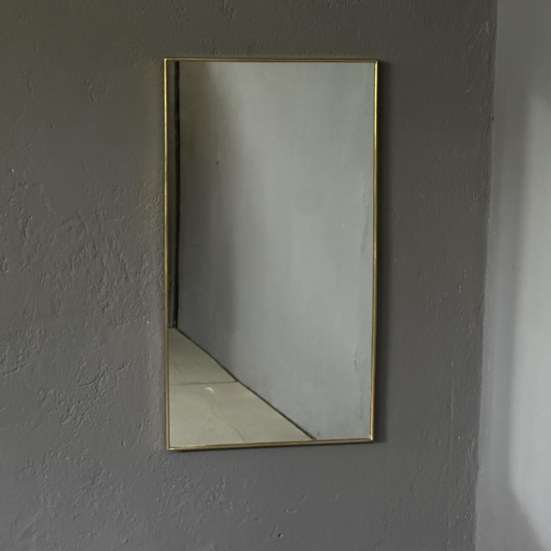 Milieu du XXe siècle Miroir rectangulaire vintage des années 50 avec cadre en laiton en vente