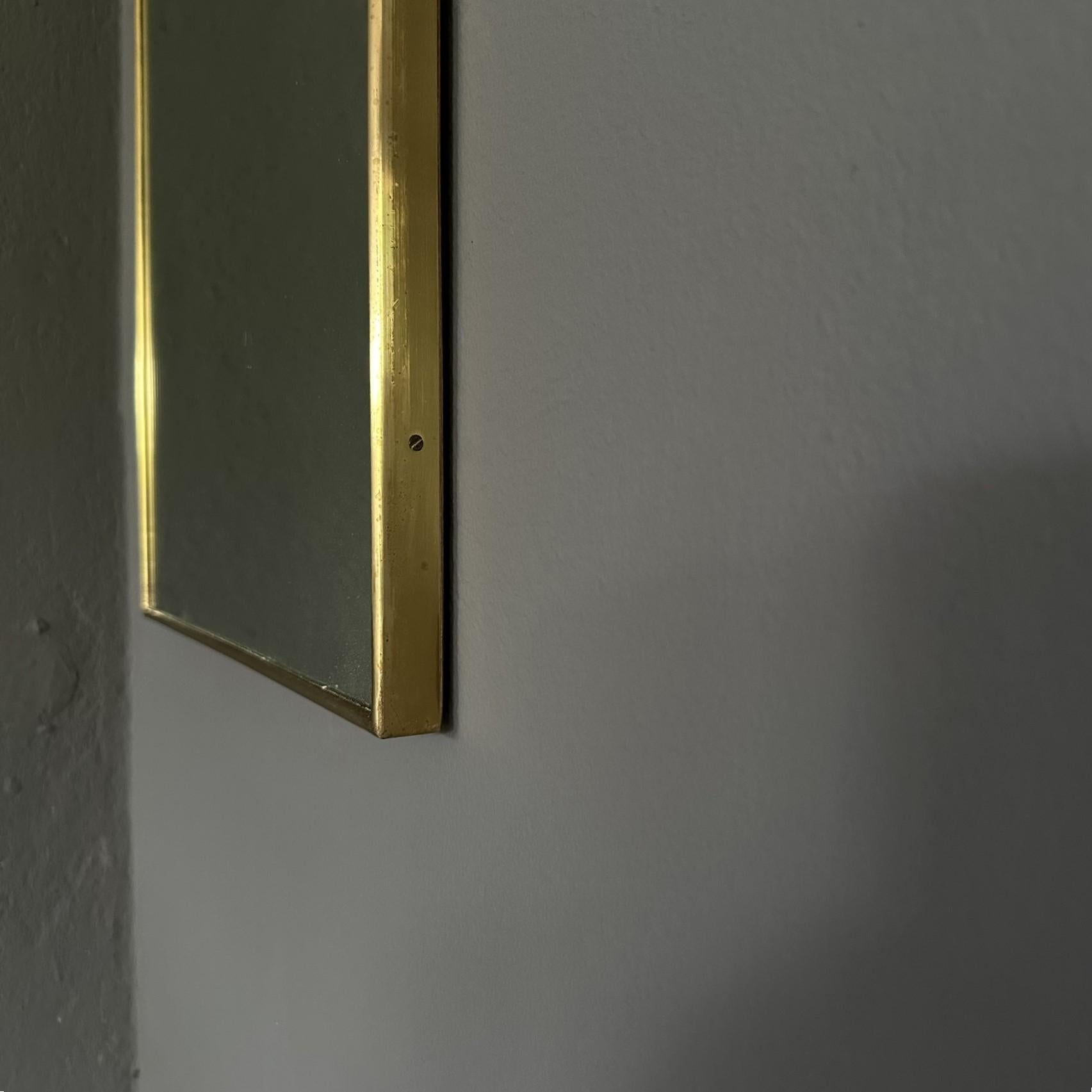 italien Miroir rectangulaire vintage des années 50 avec cadre en laiton en vente