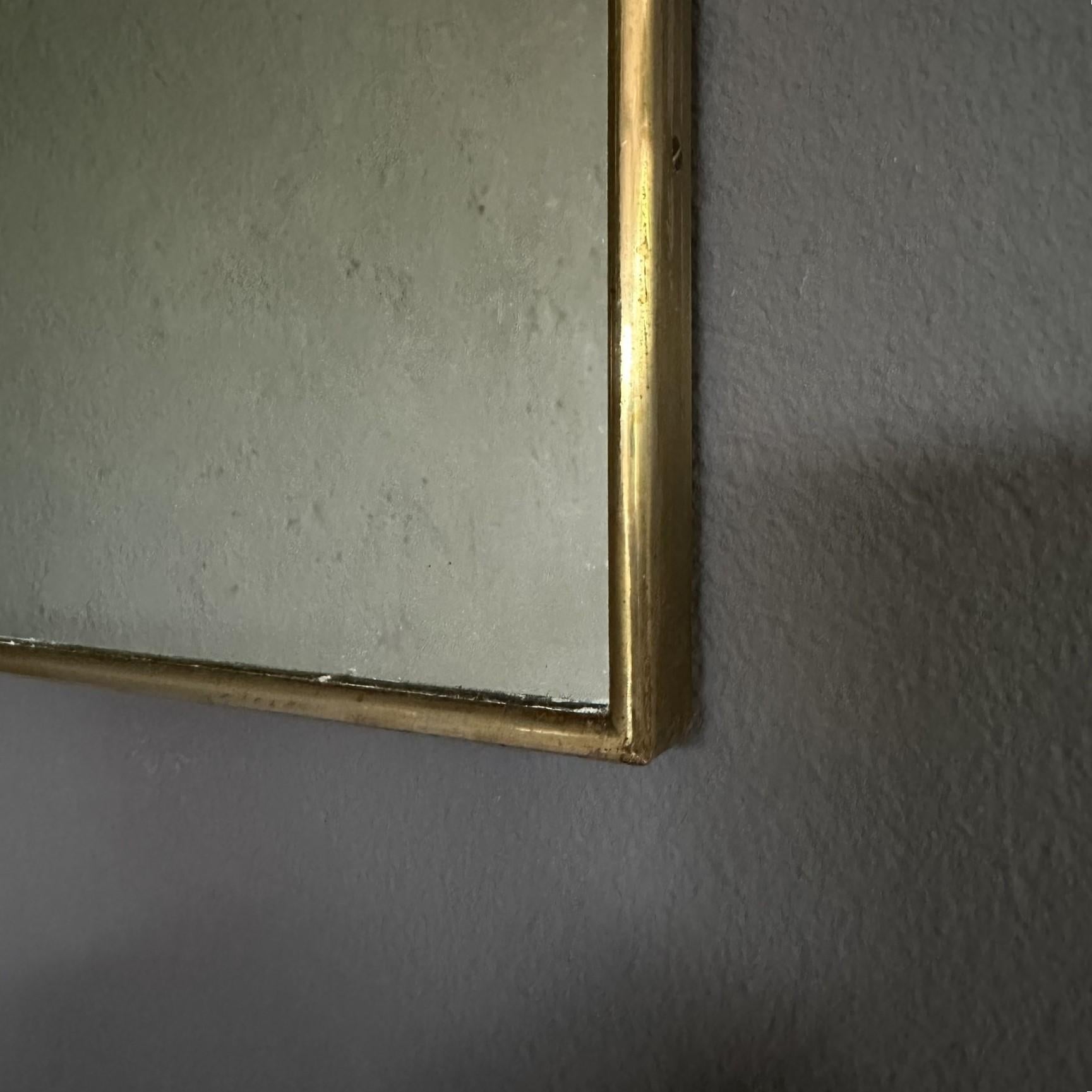 Laiton Miroir rectangulaire vintage des années 50 avec cadre en laiton en vente