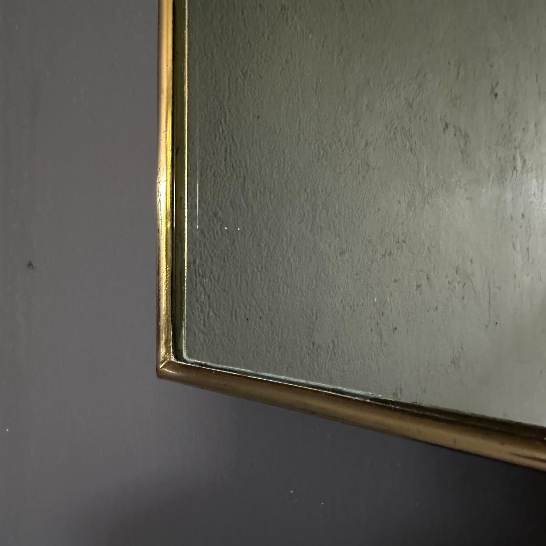 Miroir rectangulaire vintage des années 50 avec cadre en laiton en vente 1