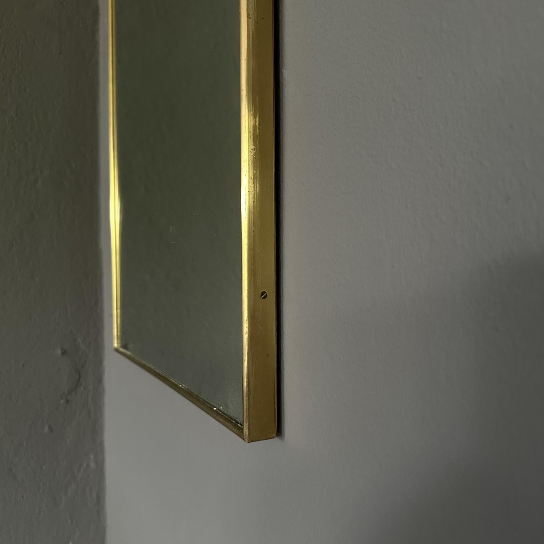 Miroir rectangulaire vintage des années 50 avec cadre en laiton en vente 2