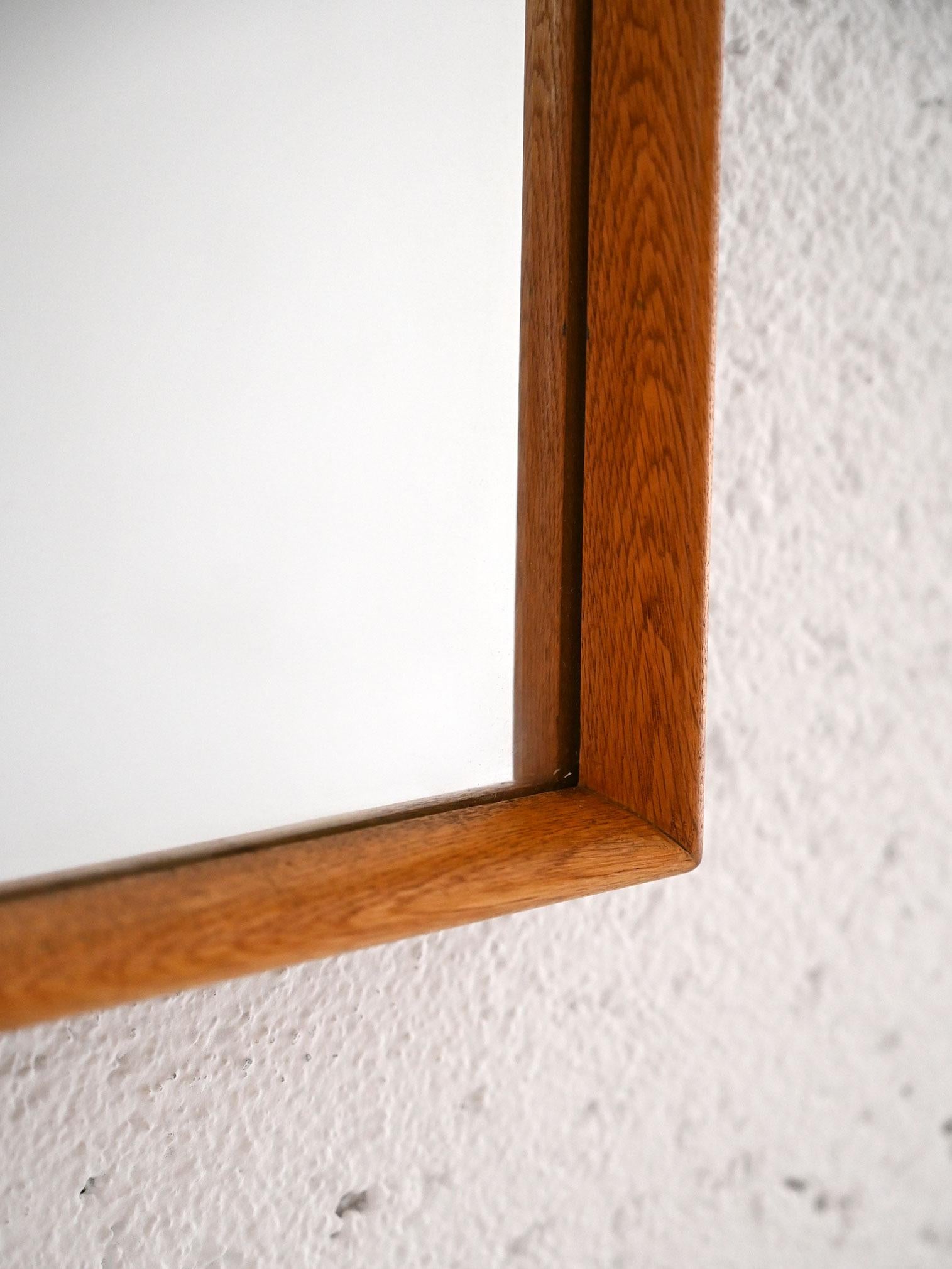 1960s half-bust mirror.

A modern piece of furniture with simple and minimal lines. Thanks to the light color of the wood, it is easily matched with rooms with a contemporary taste.

Good condition. May show some signs of aging. Please pay attention