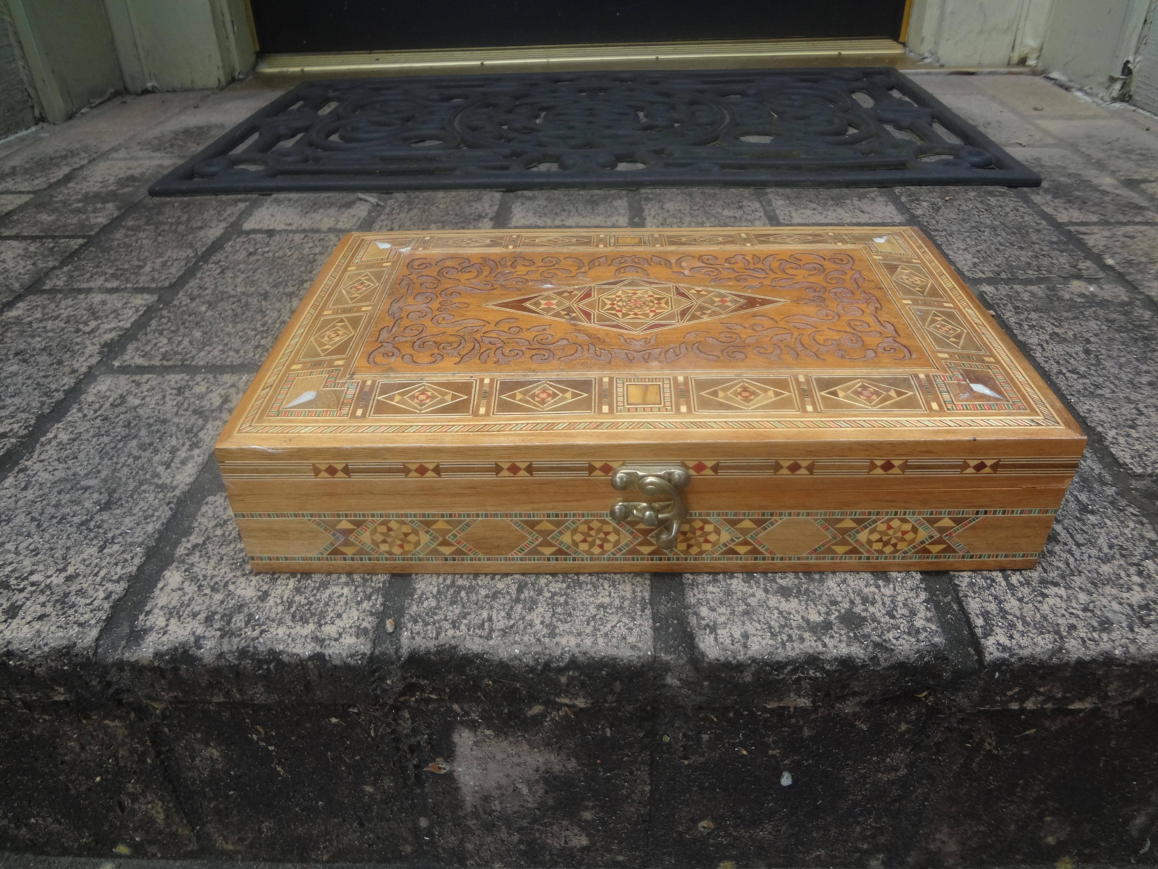 Boîte décorative marocaine rectangulaire incrustée vintage en vente 5
