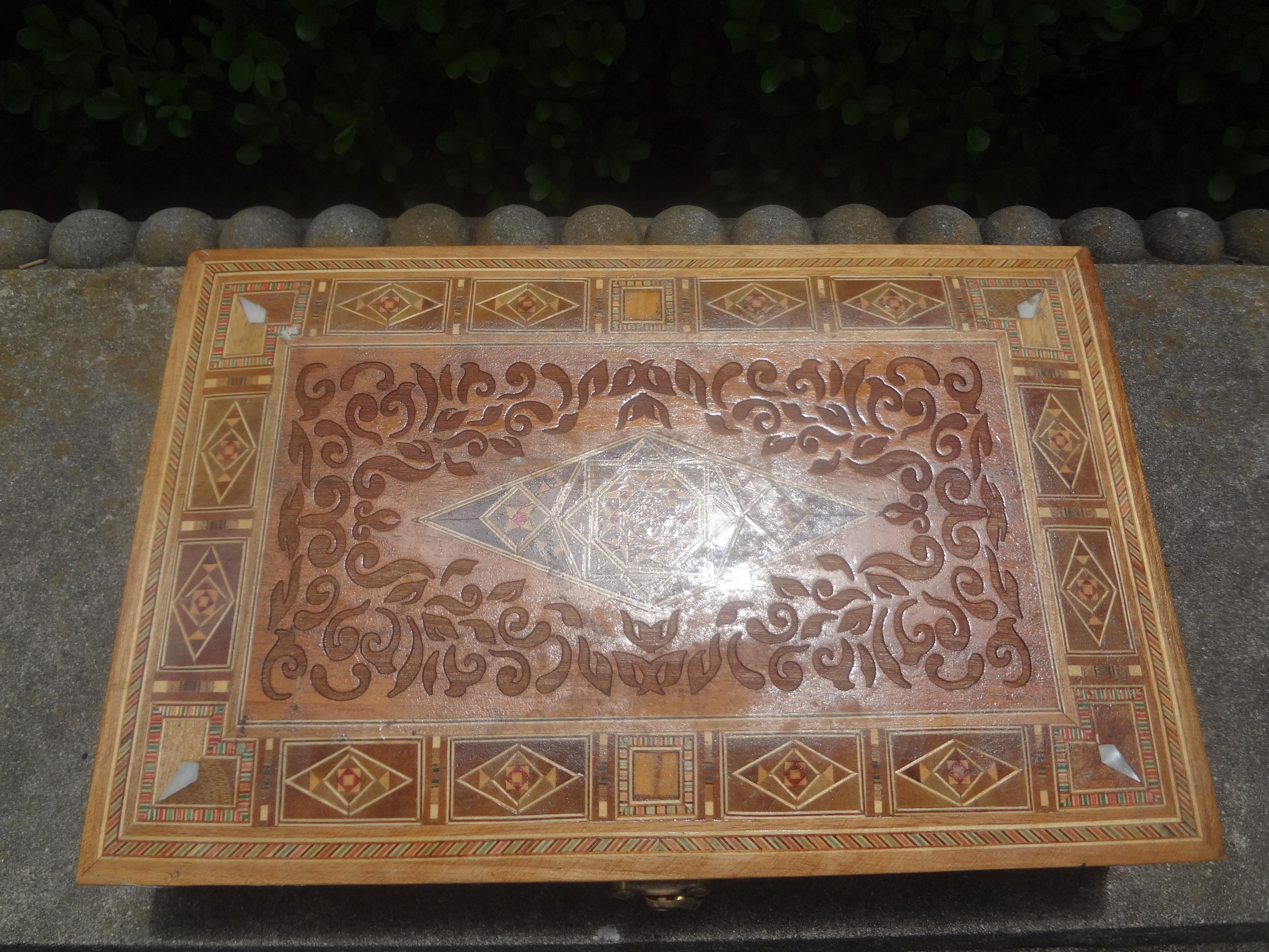 Marocain Boîte décorative marocaine rectangulaire incrustée vintage en vente