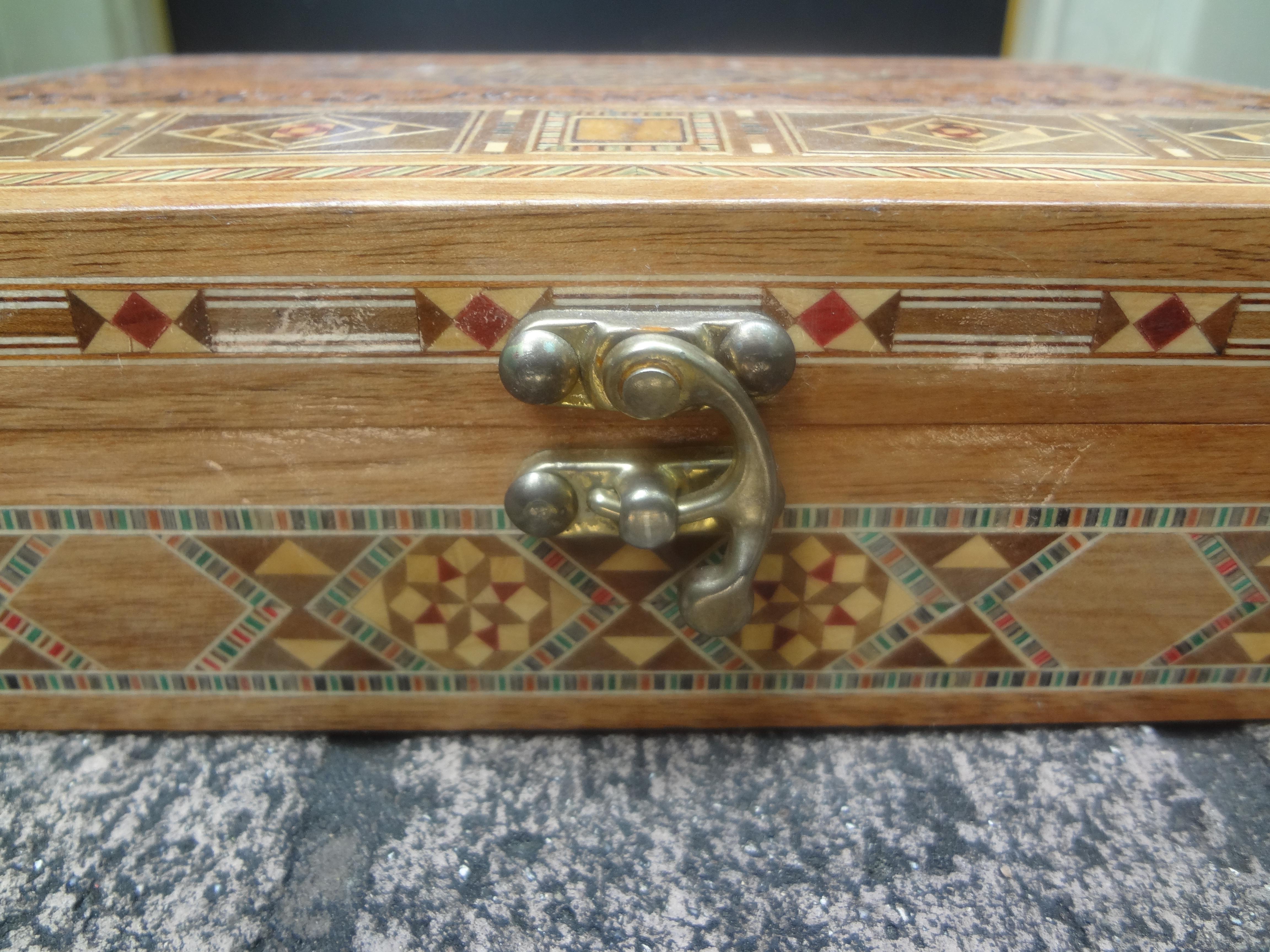 Boîte décorative marocaine rectangulaire incrustée vintage en vente 2