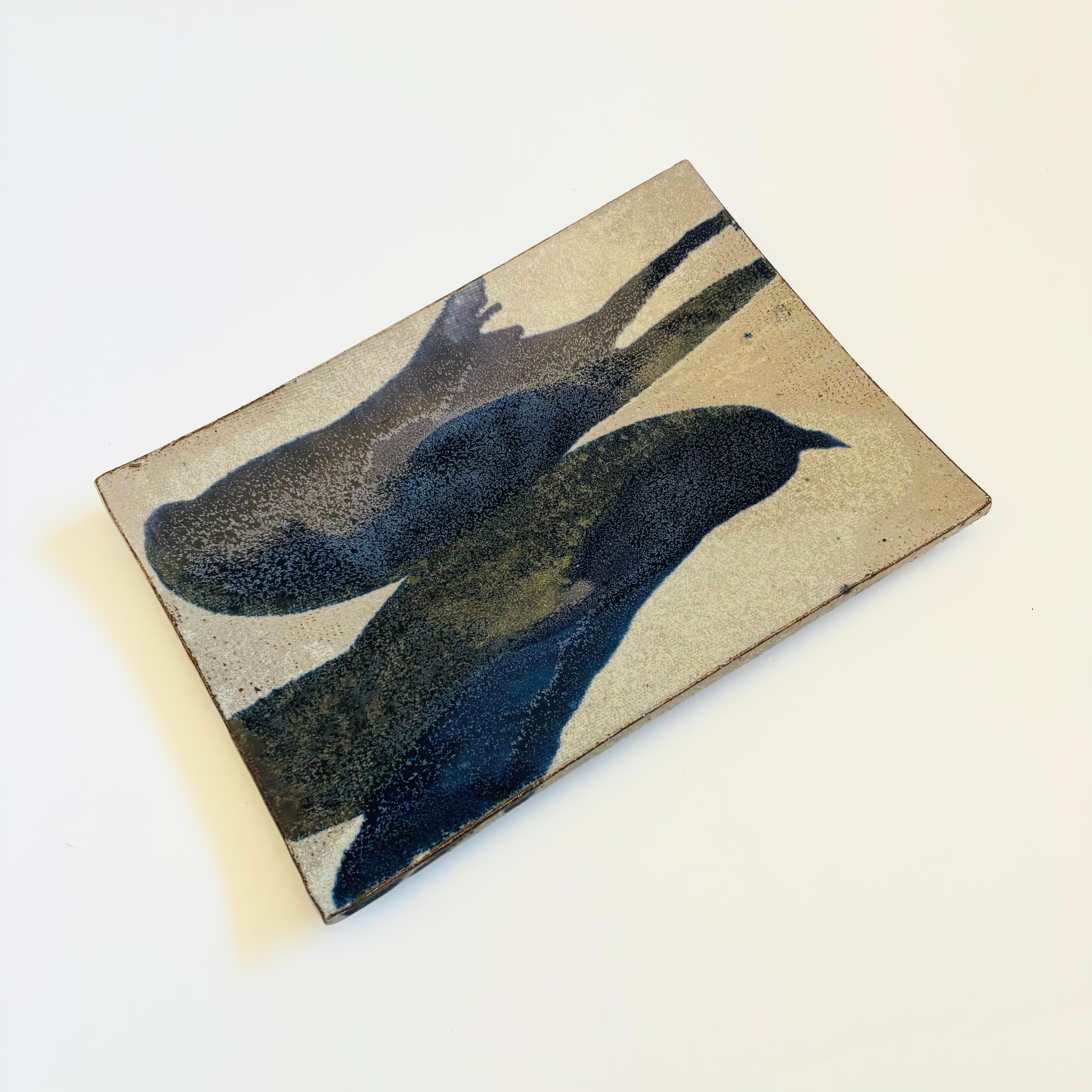 Plateau rectangulaire en poterie de studio. Grande taille polyvalente. Glaçure grise avec un motif abstrait peint en bleu.

