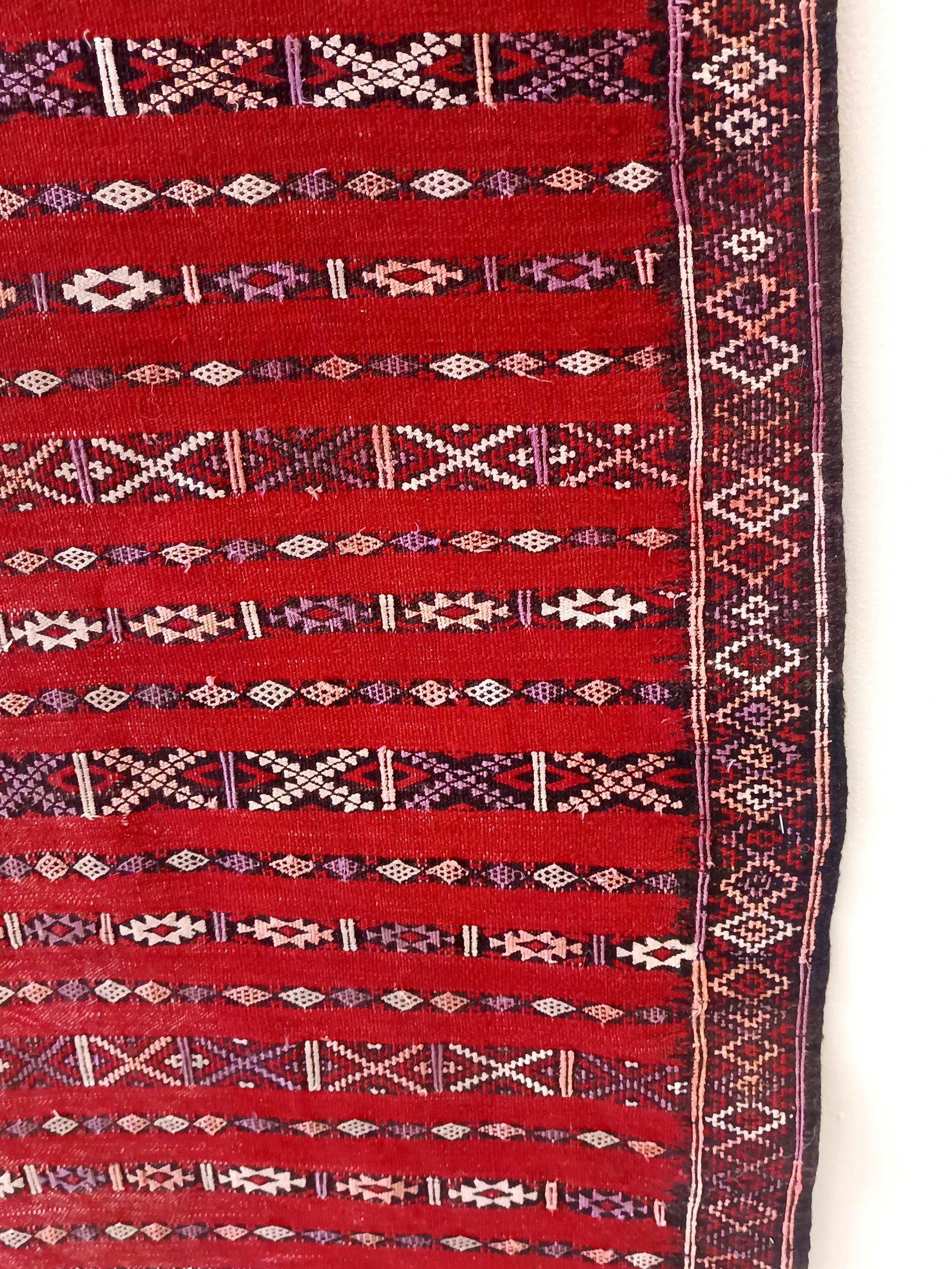 Tappeto rettangolare vintage in lana marocchina rossa in vendita 4
