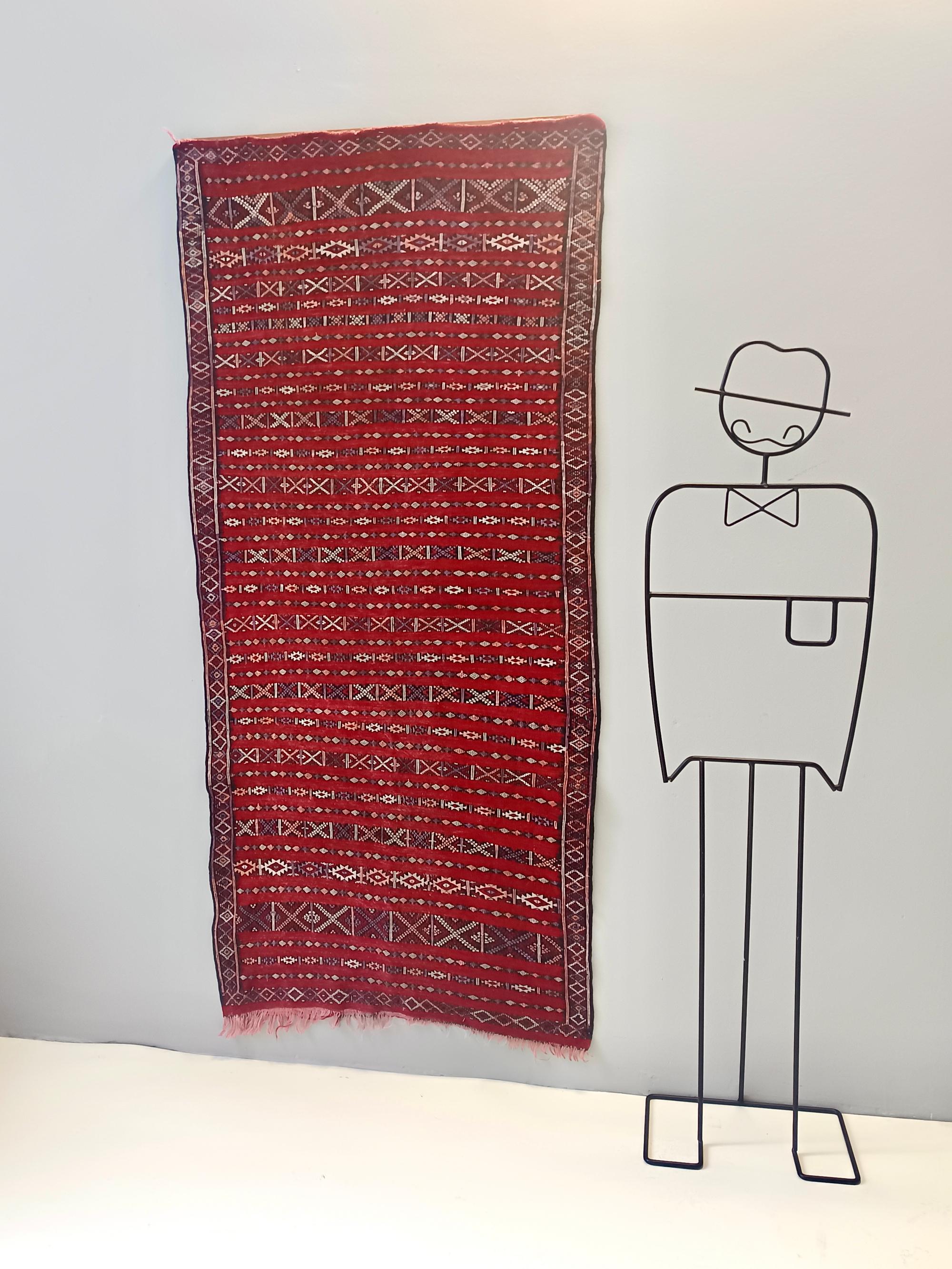 Made in Marocco, anni '60. 
Realizzato a mano in lana.
Questo tappeto è vintage, pertanto potrebbe presentare lievi tracce d'uso, ma può essere considerato in ottime condizioni originali.

Misure: 
Larghezza 200 cm
Lunghezza 90 cm

Ordinalo