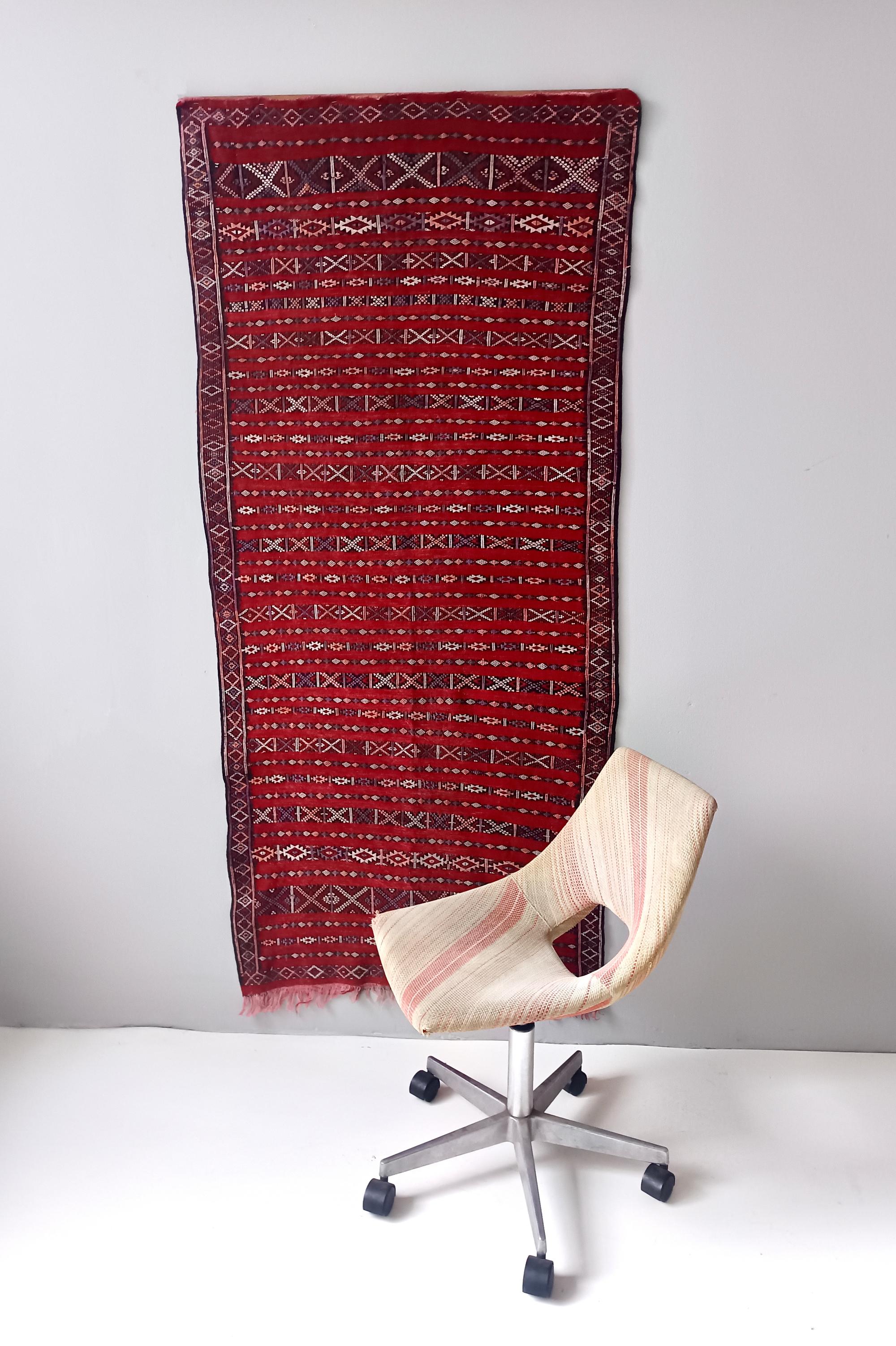 Mid-Century moderno Tappeto rettangolare vintage in lana marocchina rossa in vendita