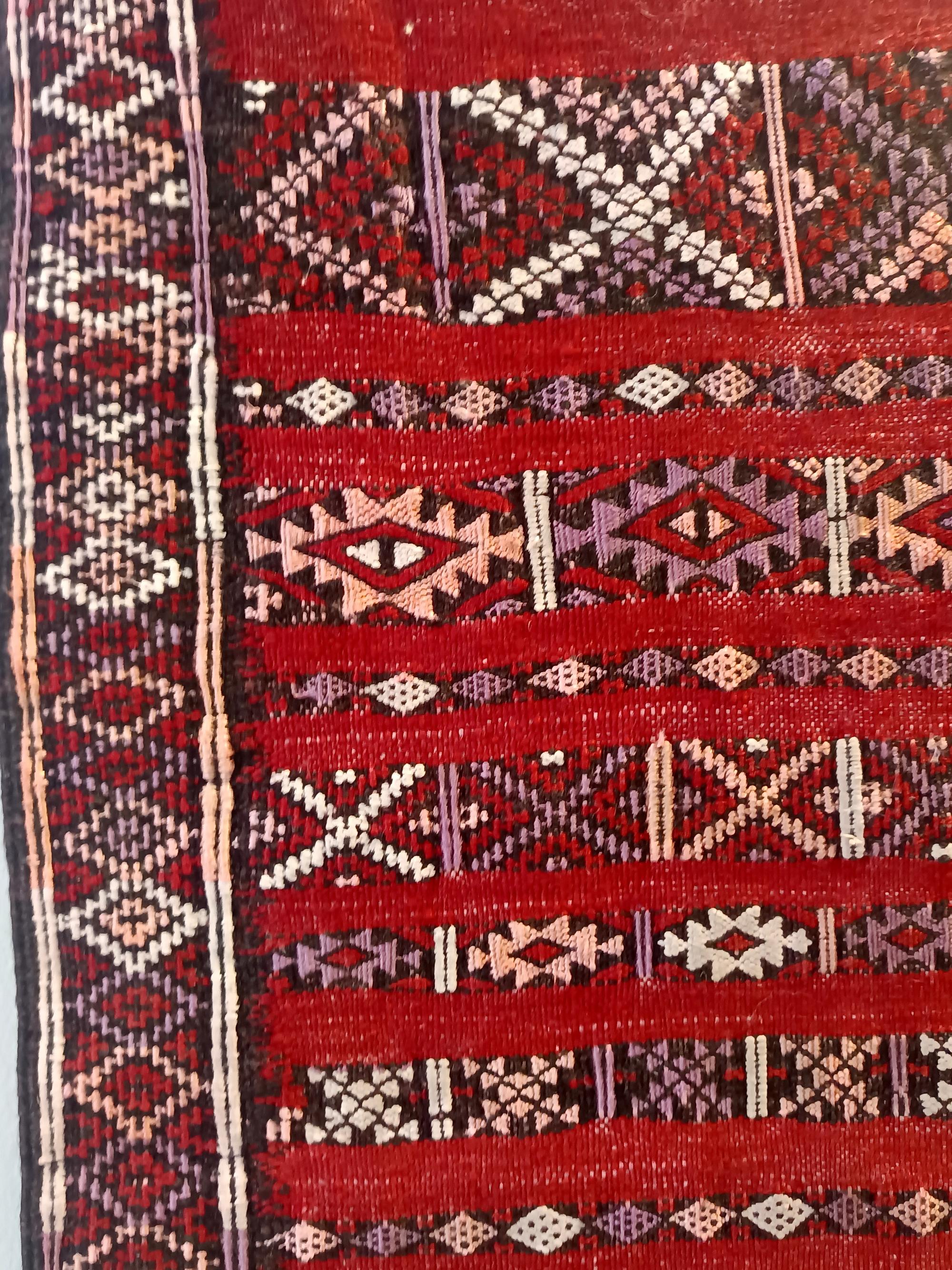 Metà XX secolo Tappeto rettangolare vintage in lana marocchina rossa in vendita
