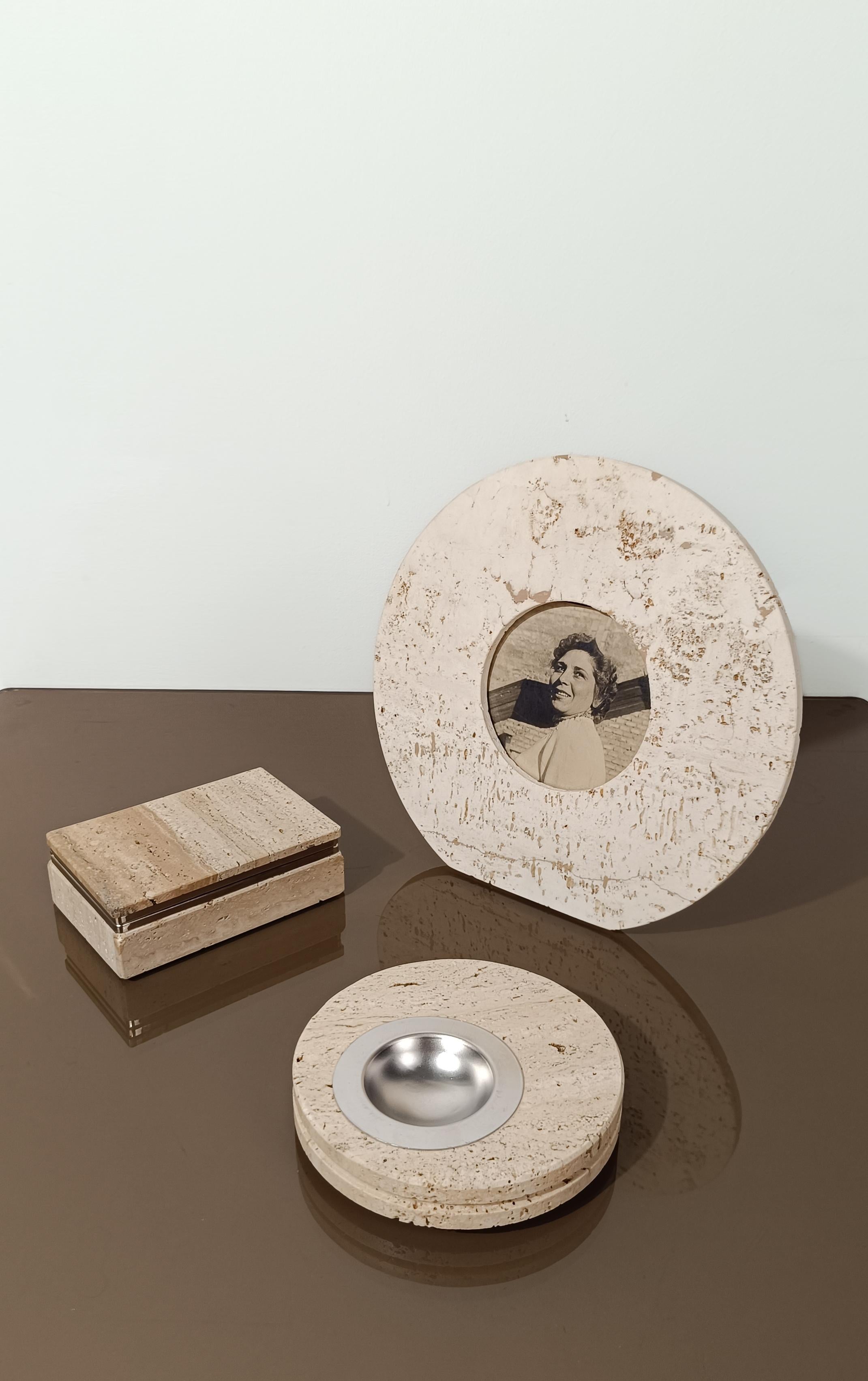 Una scatola essenziale ed elegante realizzata in Italia che può contenere tutto ciò che vuoi, sigarette, biglietti da visita o essere utilizzata come portagioie.
Risalente agli anni '70, è realizzato in travertino, un materiale molto utilizzato