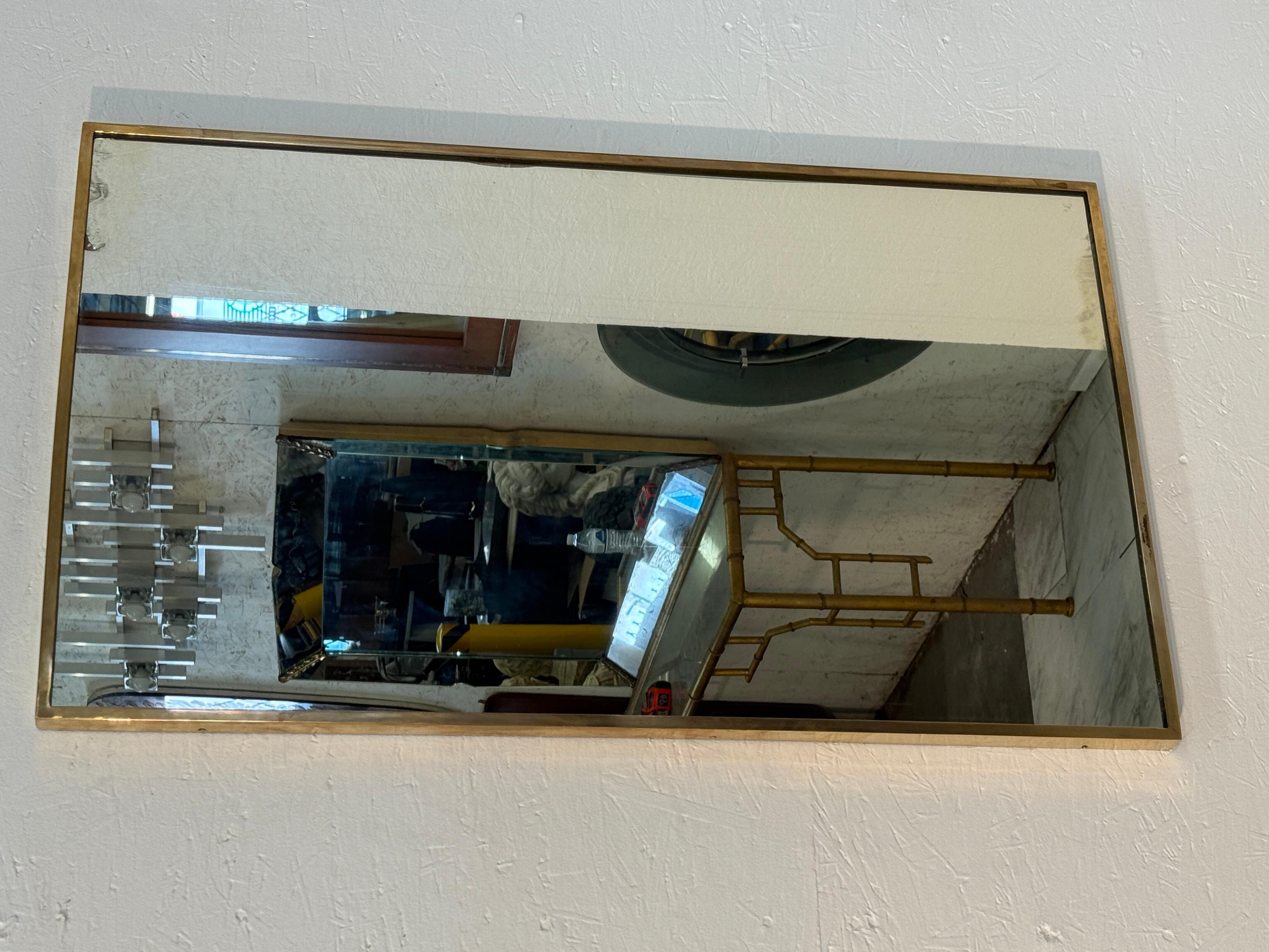 Espejo de pared rectangular vintage con marco de latón Moderno de mediados de siglo en venta