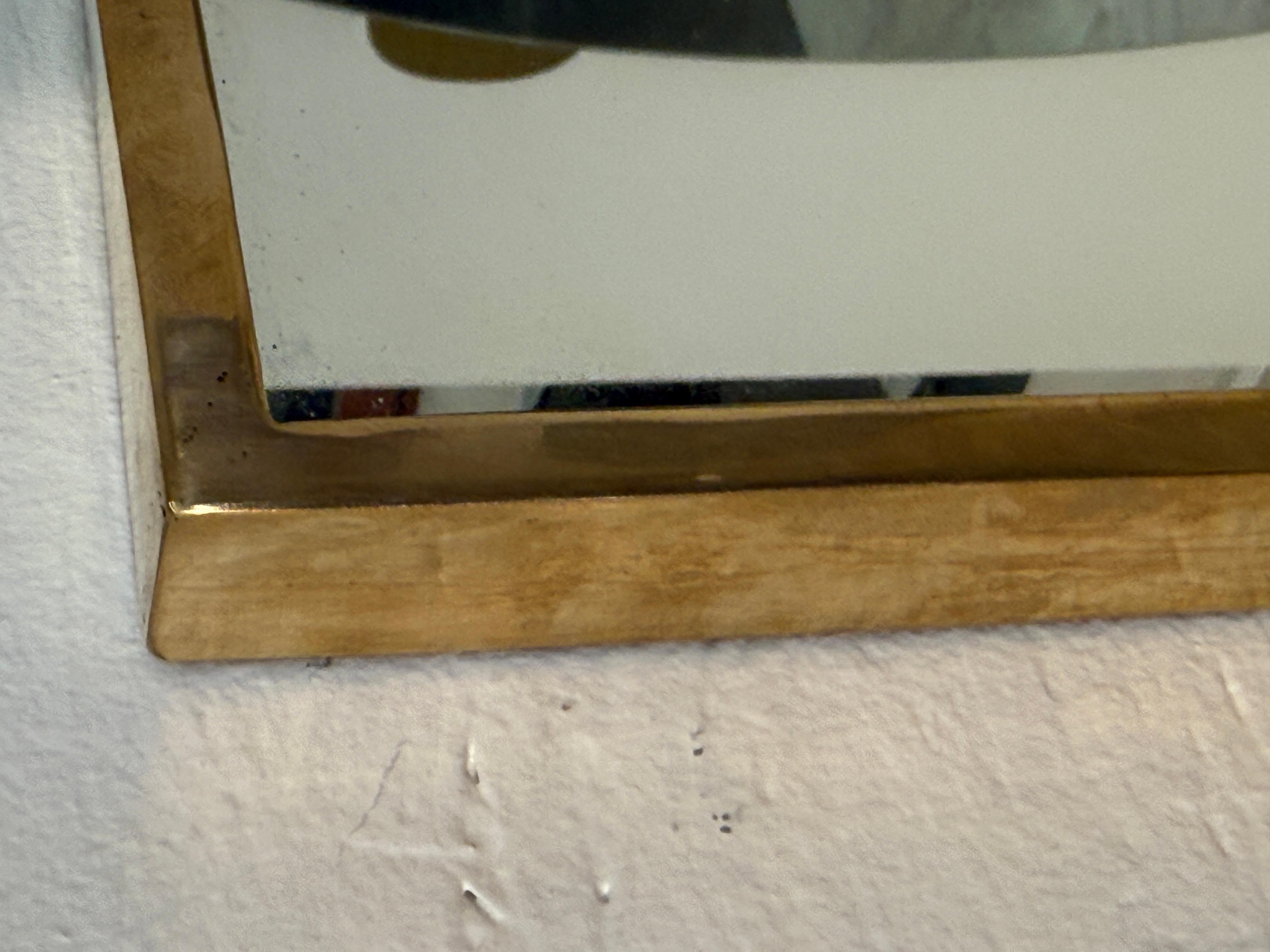 Espejo de pared rectangular vintage con marco de latón Italiano en venta
