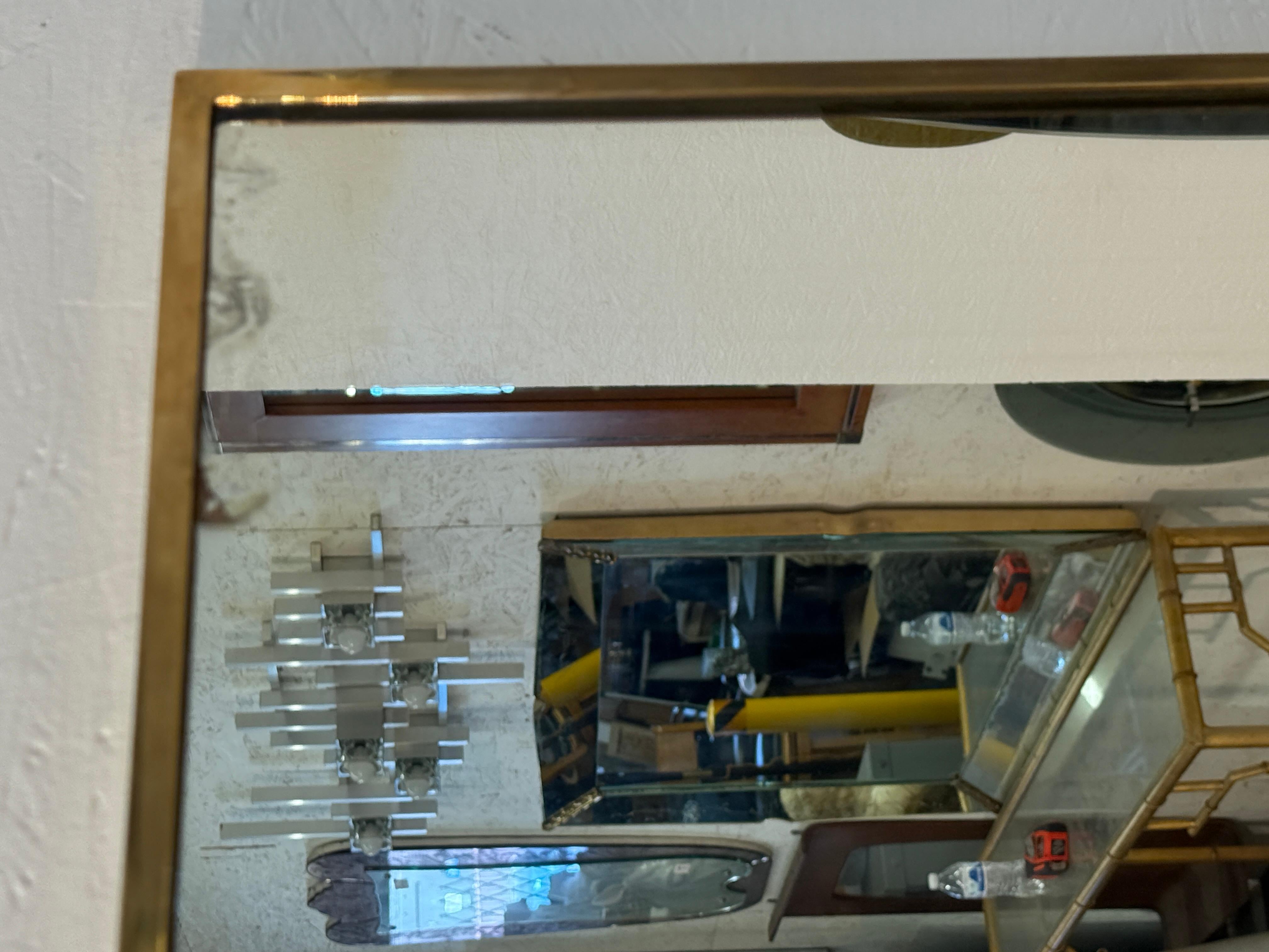 Espejo de pared rectangular vintage con marco de latón en Bueno estado para la venta en Los Angeles, CA