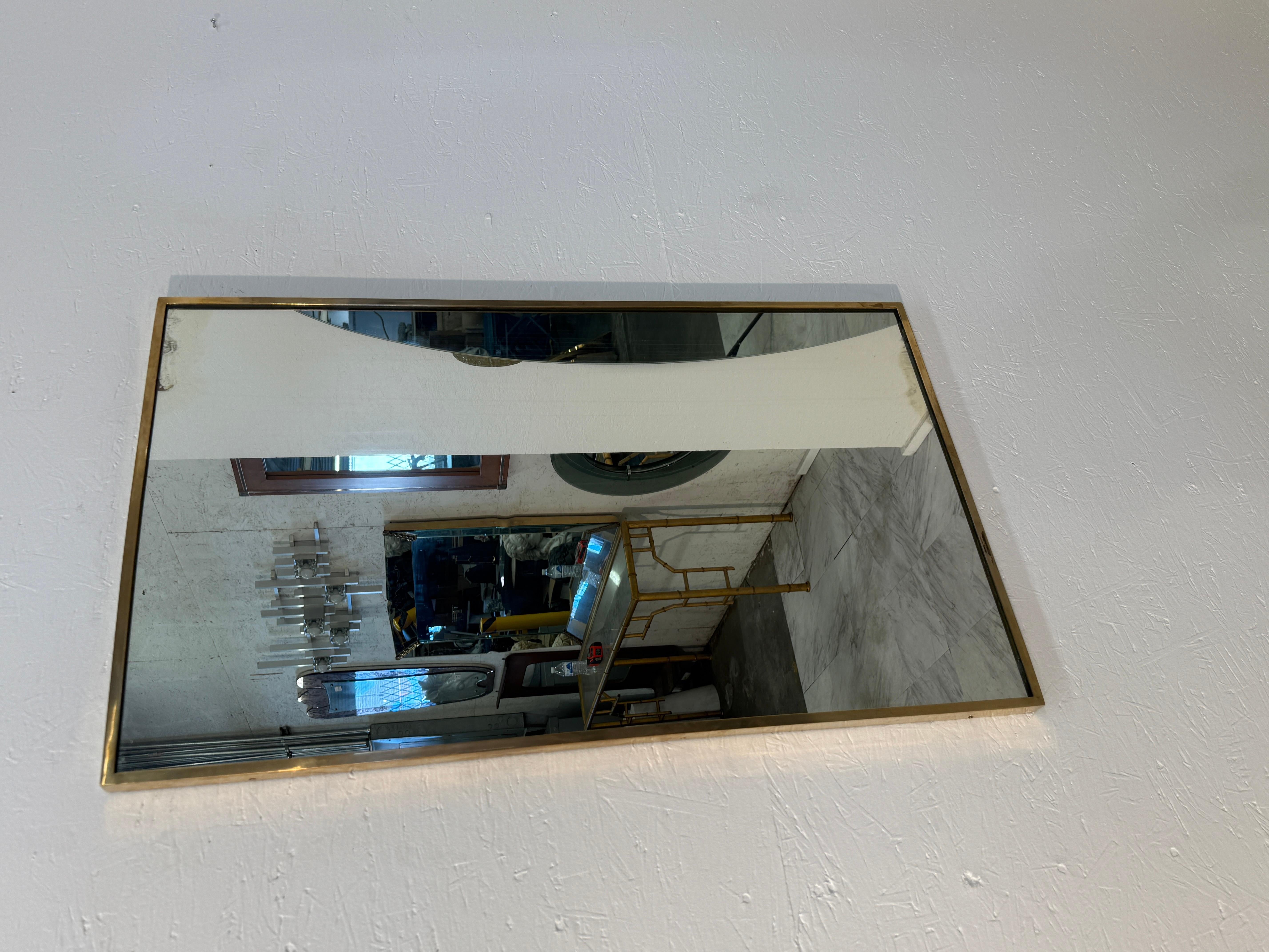 Espejo de pared rectangular vintage con marco de latón mediados del siglo XX en venta