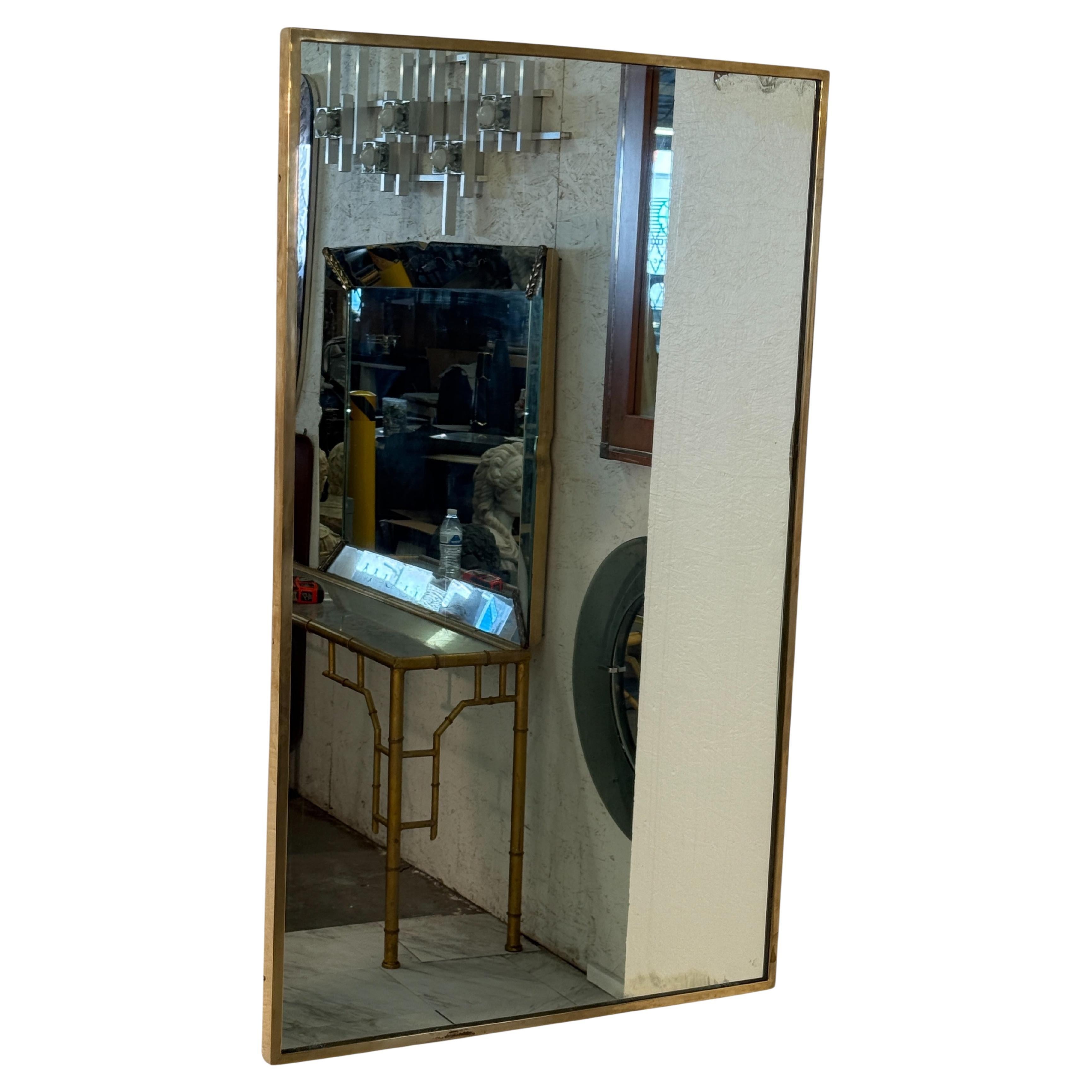 Espejo de pared rectangular vintage con marco de latón en venta