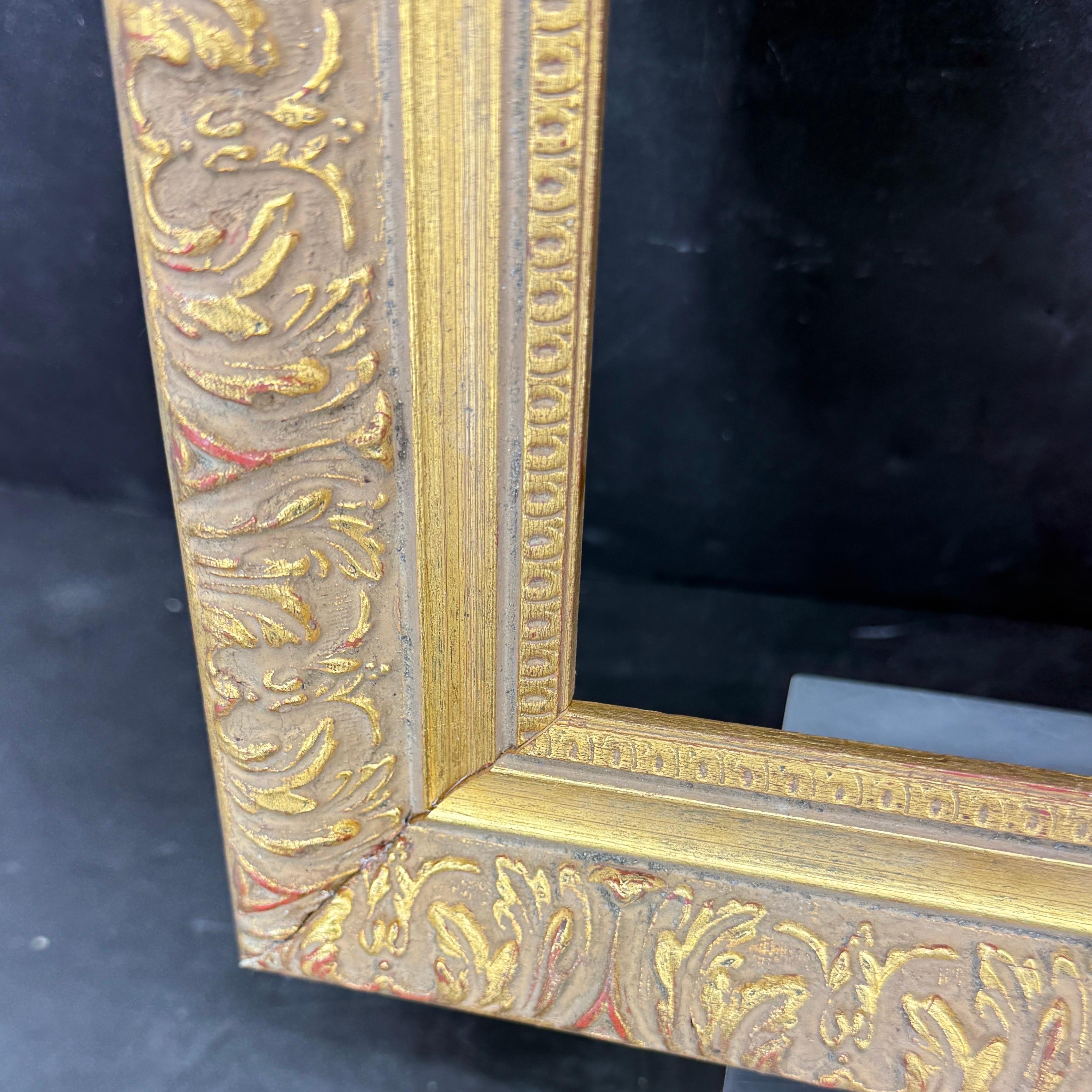 Cornice rettangolare d'epoca in Wood dorata e ornata d'oro in vendita 7