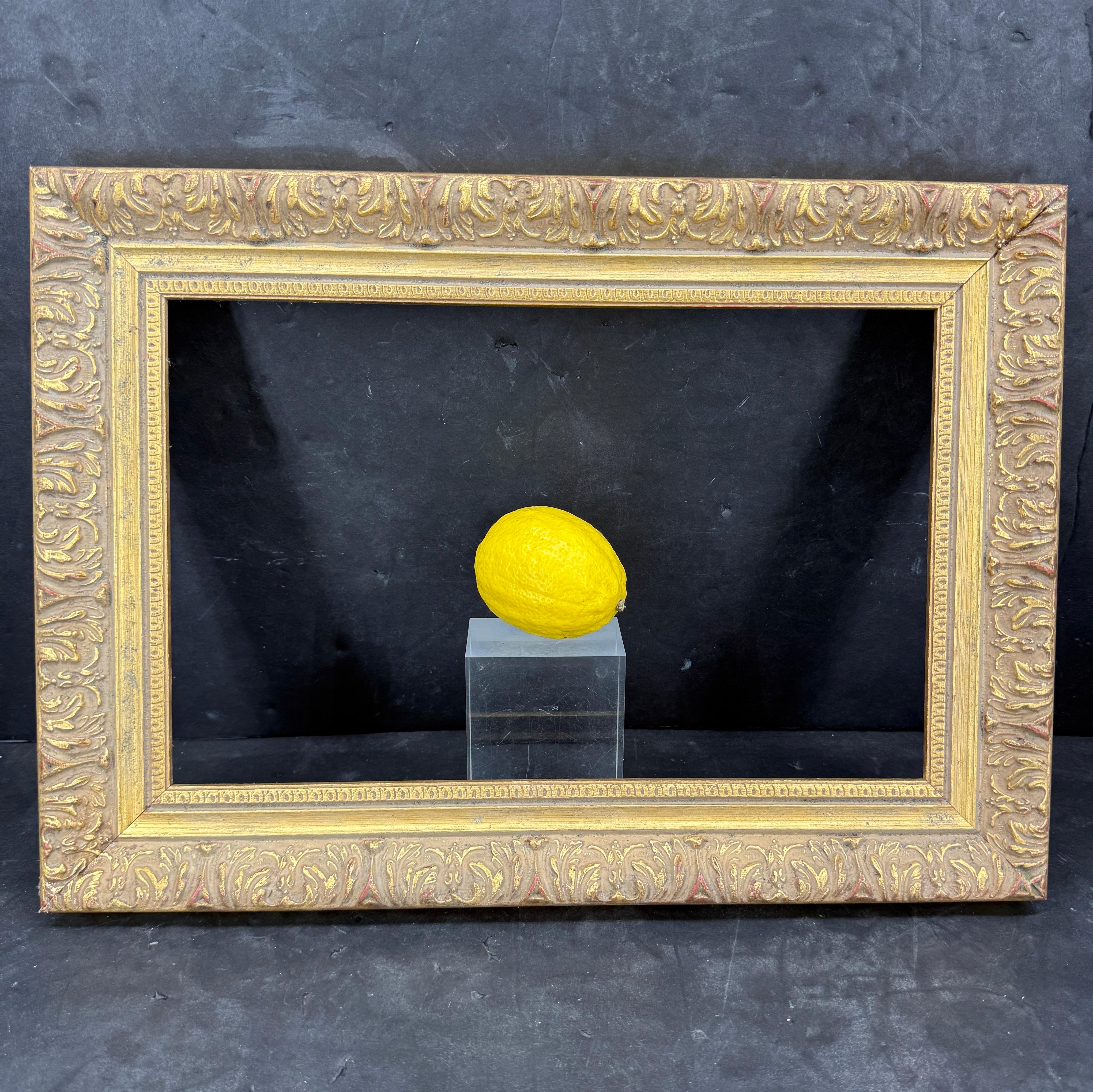 Impressionante cornice d'arte in oro dorato trovata in un mercato di Parigi. Un pezzo perfetto per un dipinto a olio o un acquerello speciale. La cornice presenta una patina meravigliosa e sarebbe fantastica da sola o in un gruppo su una parete di