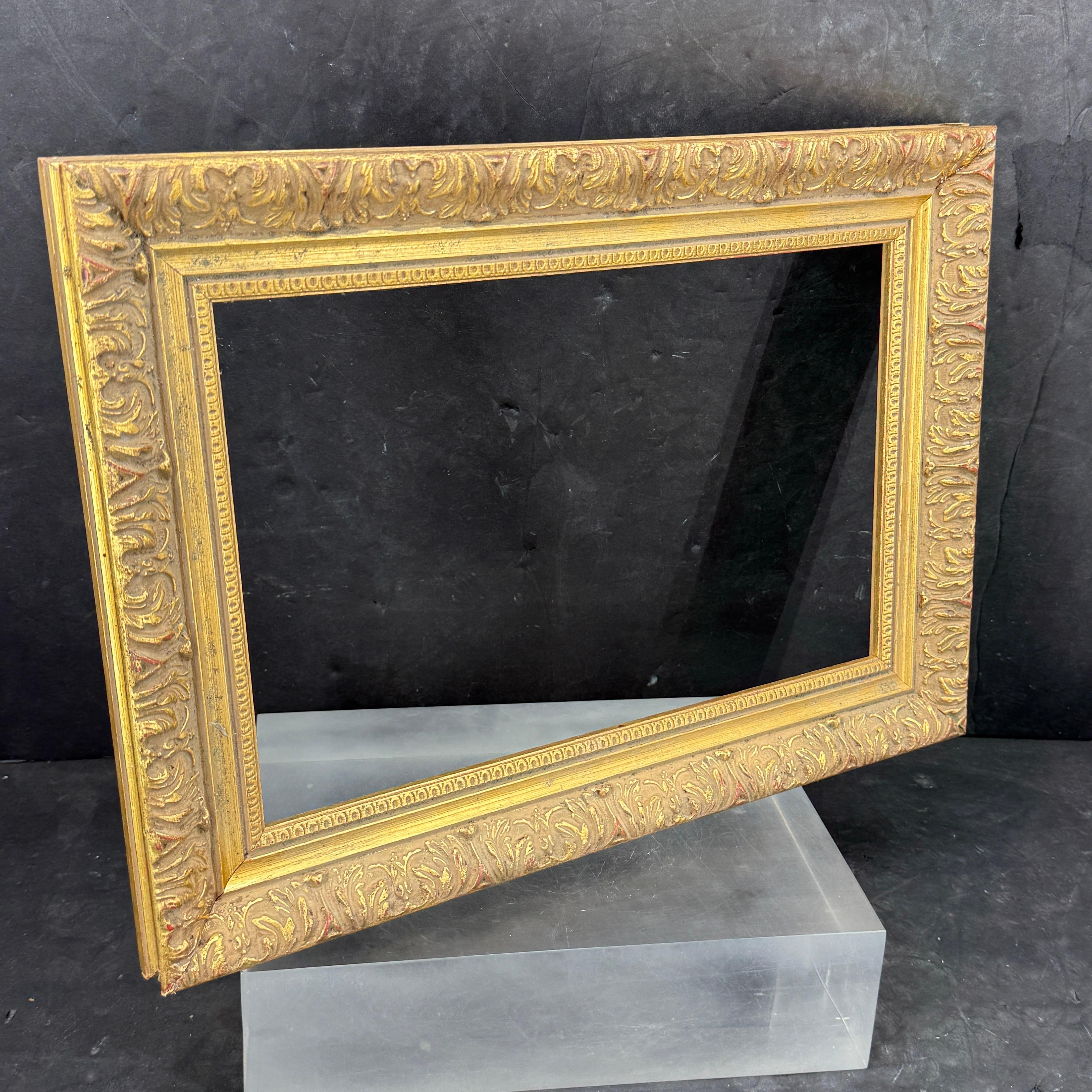 XX secolo Cornice rettangolare d'epoca in Wood dorata e ornata d'oro in vendita