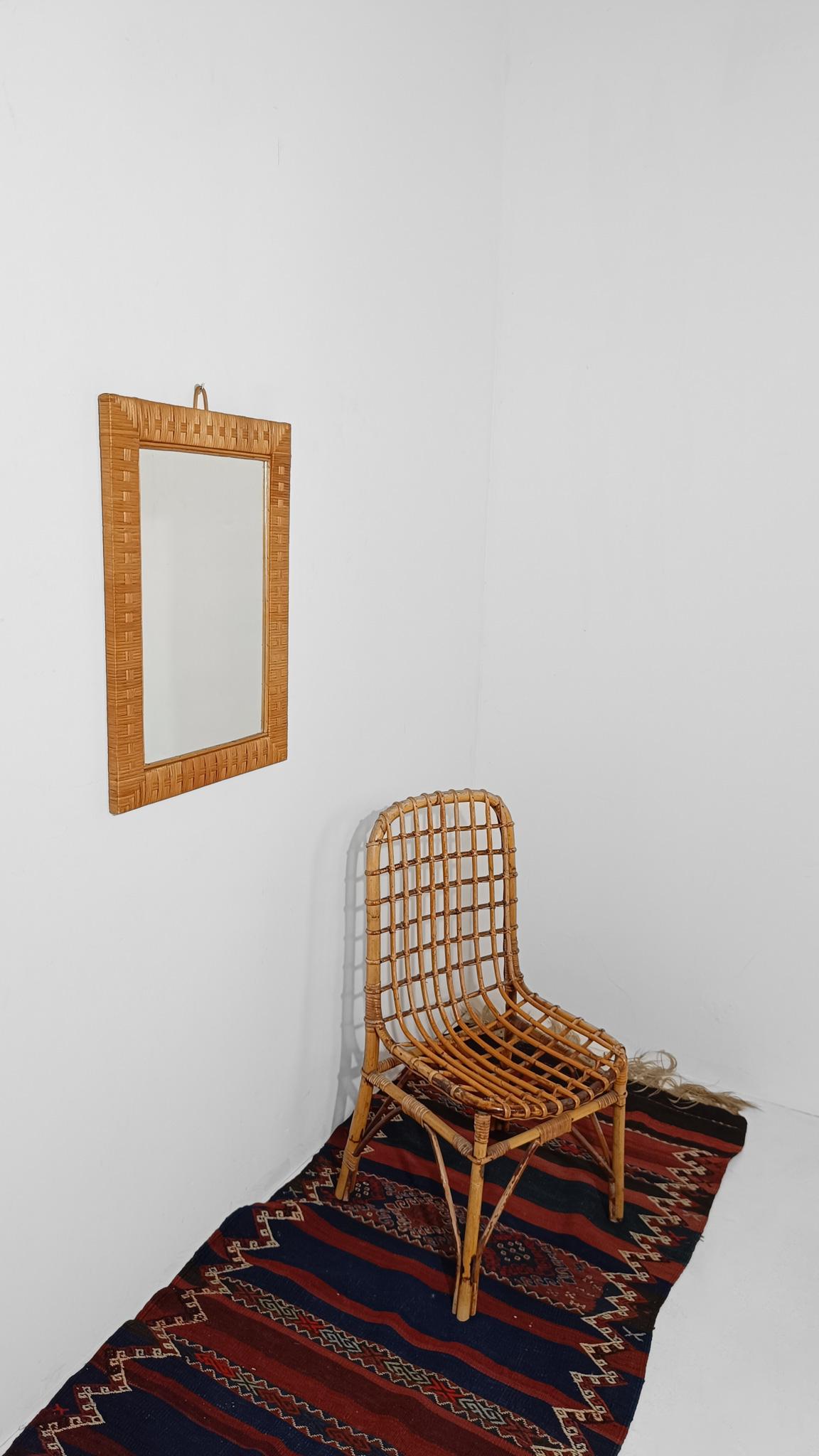 Wir bieten einen Vintage-Spiegel aus der Mitte des 20. Jahrhunderts zum Verkauf an, dessen Design an die prächtigen Rattan- und Korbmöbel erinnert, die zwischen den 1920er und 1930er Jahren, zwischen Jugendstil und Art Deco, hergestellt wurden.
Das