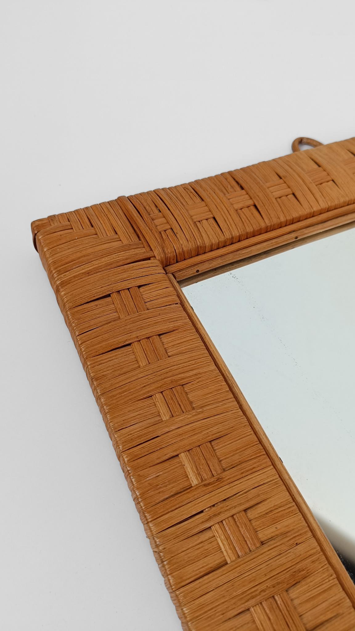 Vintage Rechteckiger Spiegel aus geflochtenem Rattan und Weide im Art Deco Stil (Handgewebt) im Angebot