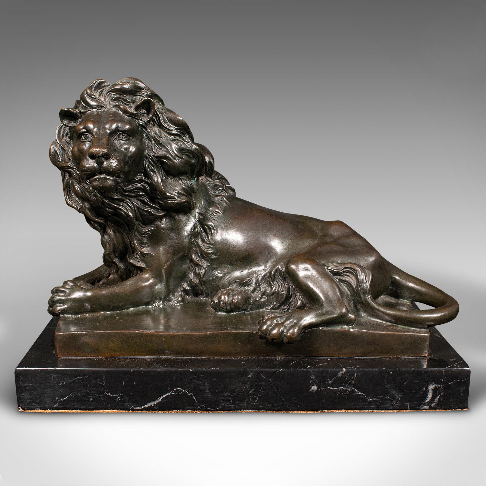 Il s'agit d'une figurine de lion couché vintage. Une sculpture animalière en bronze CIRCA d'après Antoine-Louis Barye, datant de la fin du 20e siècle, vers 1970.

De superbes détails accentuent cette figure de lion substantielle.
Présente une patine