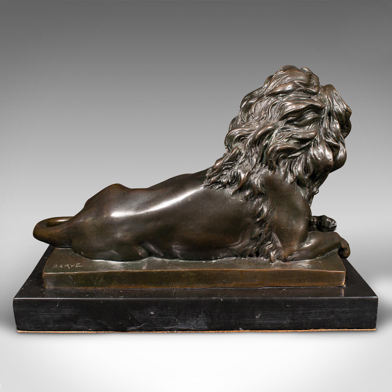 Mid-Century Modern Figure de lion couché, continentale, sculpture d'animal en bronze, d'après Barye en vente