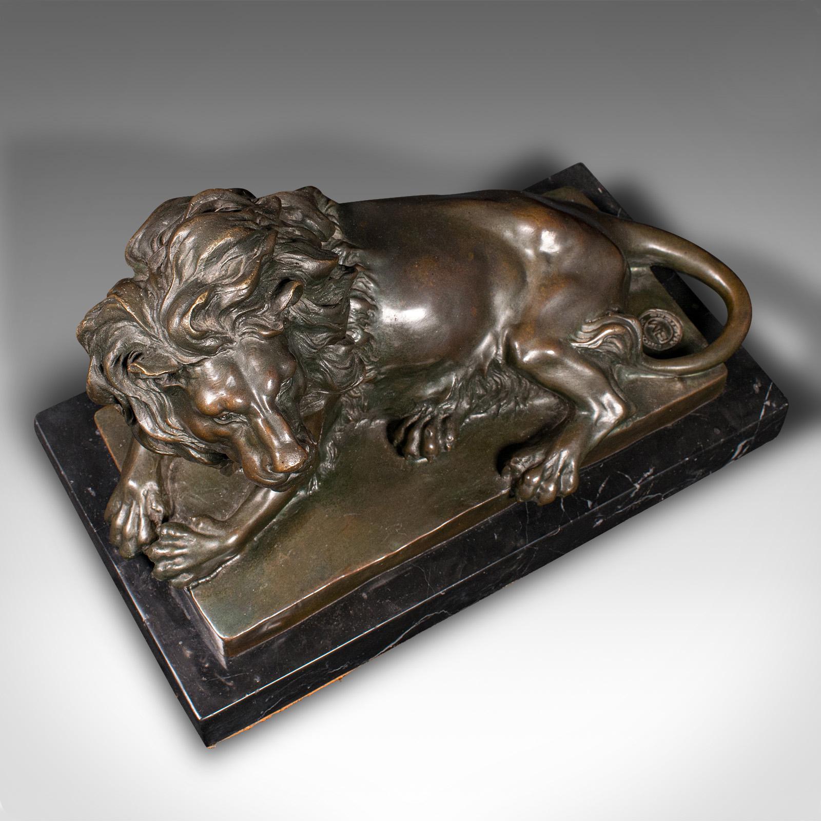 20ième siècle Figure de lion couché, continentale, sculpture d'animal en bronze, d'après Barye en vente