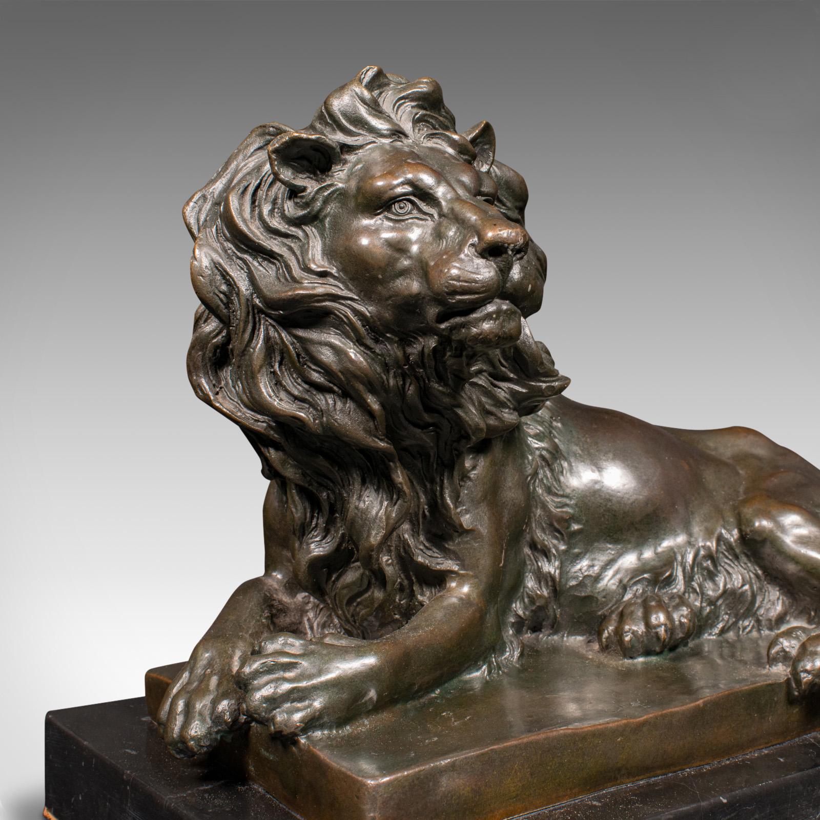 Bronze Figure de lion couché, continentale, sculpture d'animal en bronze, d'après Barye en vente