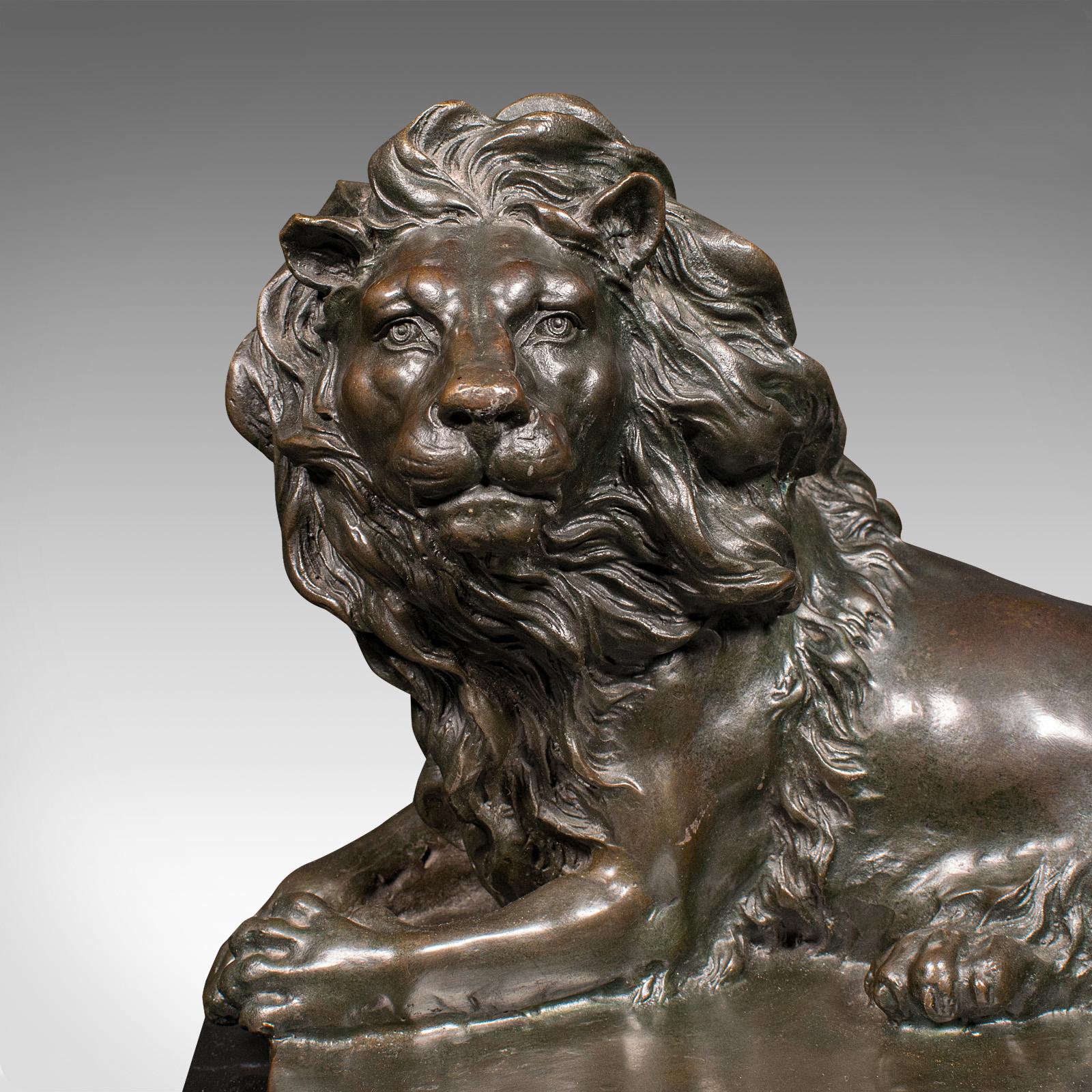 Figure de lion couché, continentale, sculpture d'animal en bronze, d'après Barye en vente 1