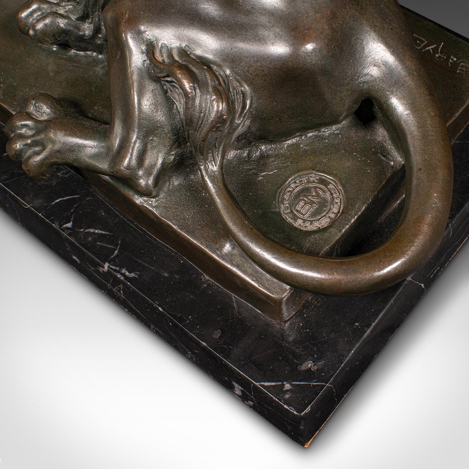 Figure de lion couché, continentale, sculpture d'animal en bronze, d'après Barye en vente 2