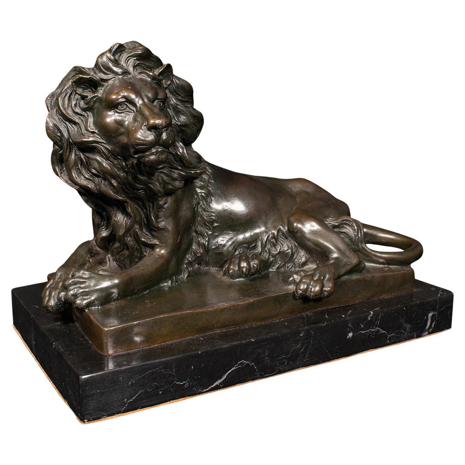 Vintage-Tierskulptur eines liegenden Löwen, kontinentale, kontinentale Bronzeskulptur, nach Barye
