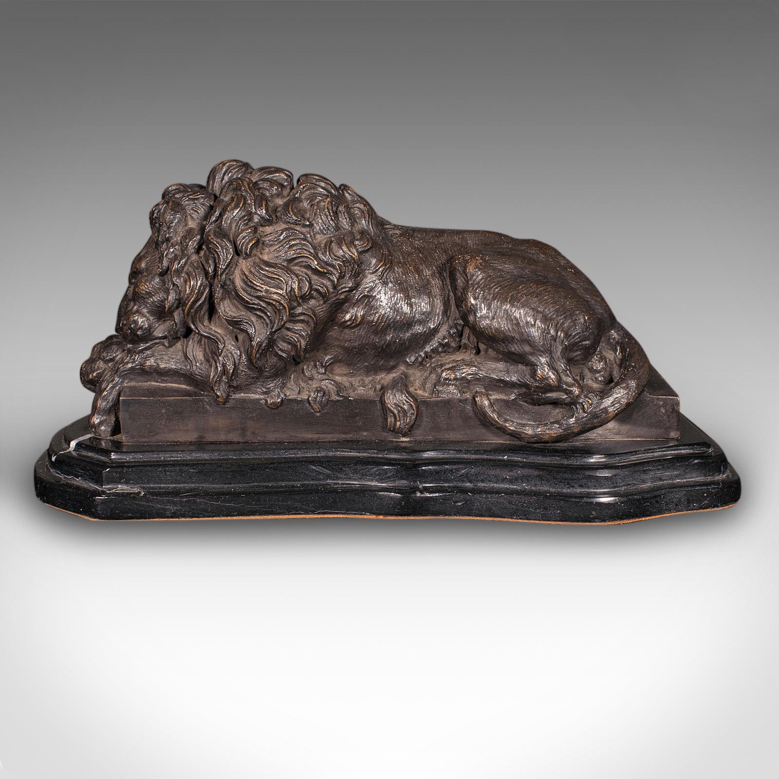 Questo è un leone reclinabile d'epoca. Figura di animale francese in bronzo e marmo, dopo Antonio Canova, risalente alla metà del XX secolo, circa 1950.

Una straordinaria interpretazione di metà secolo della classica scultura del leone di