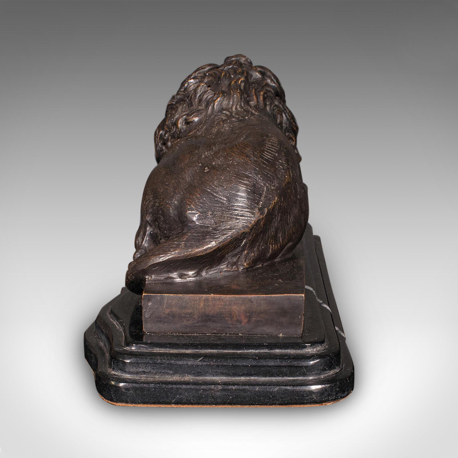 Leone reclinato d'epoca, francese, bronzo, marmo, dopo Canova, metà del XX secolo In condizioni buone in vendita a Hele, Devon, GB